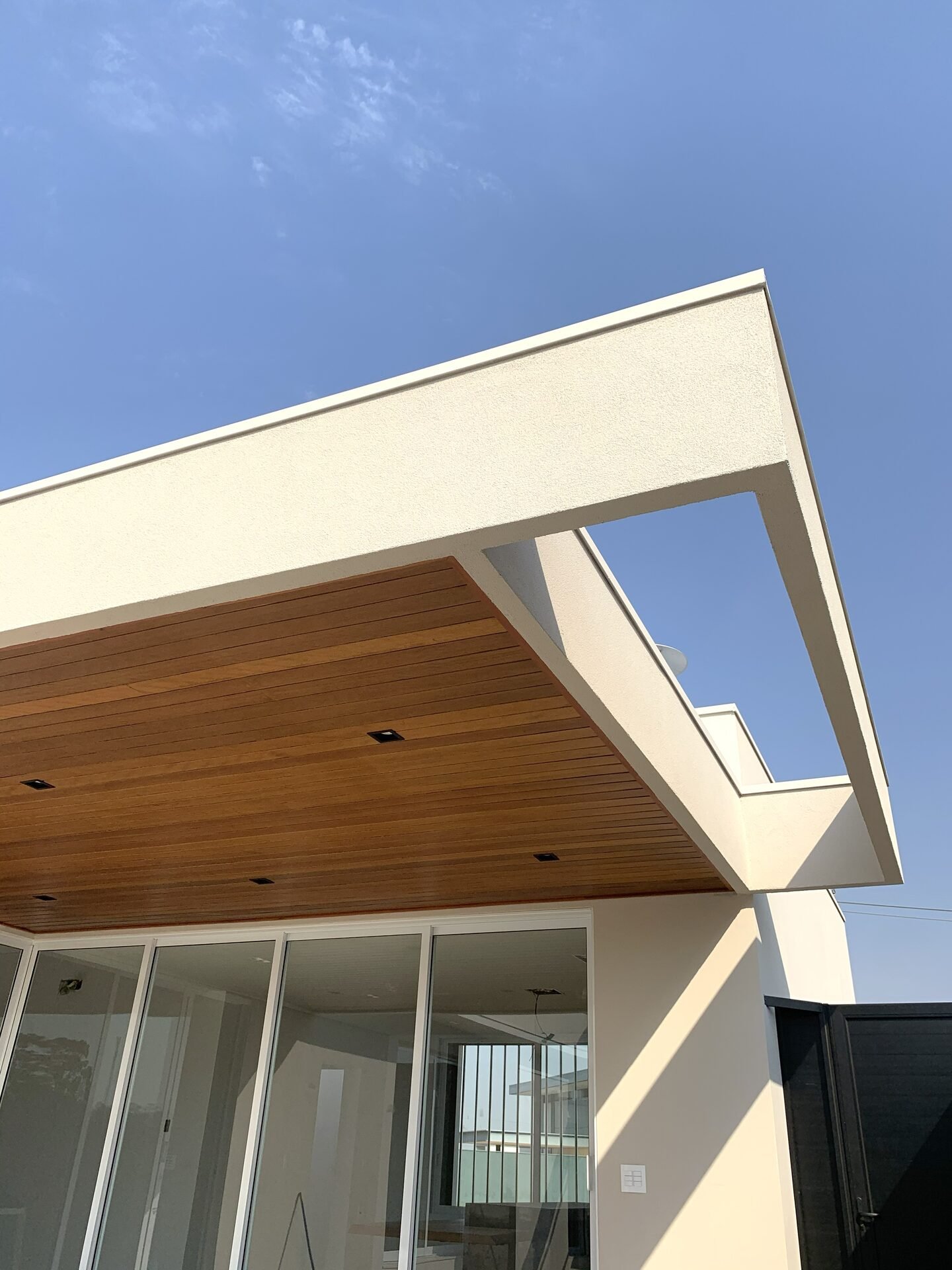 Casa AF — Adamantina: detalhe da cobertura em madeira na varanda — arquitetura residencial