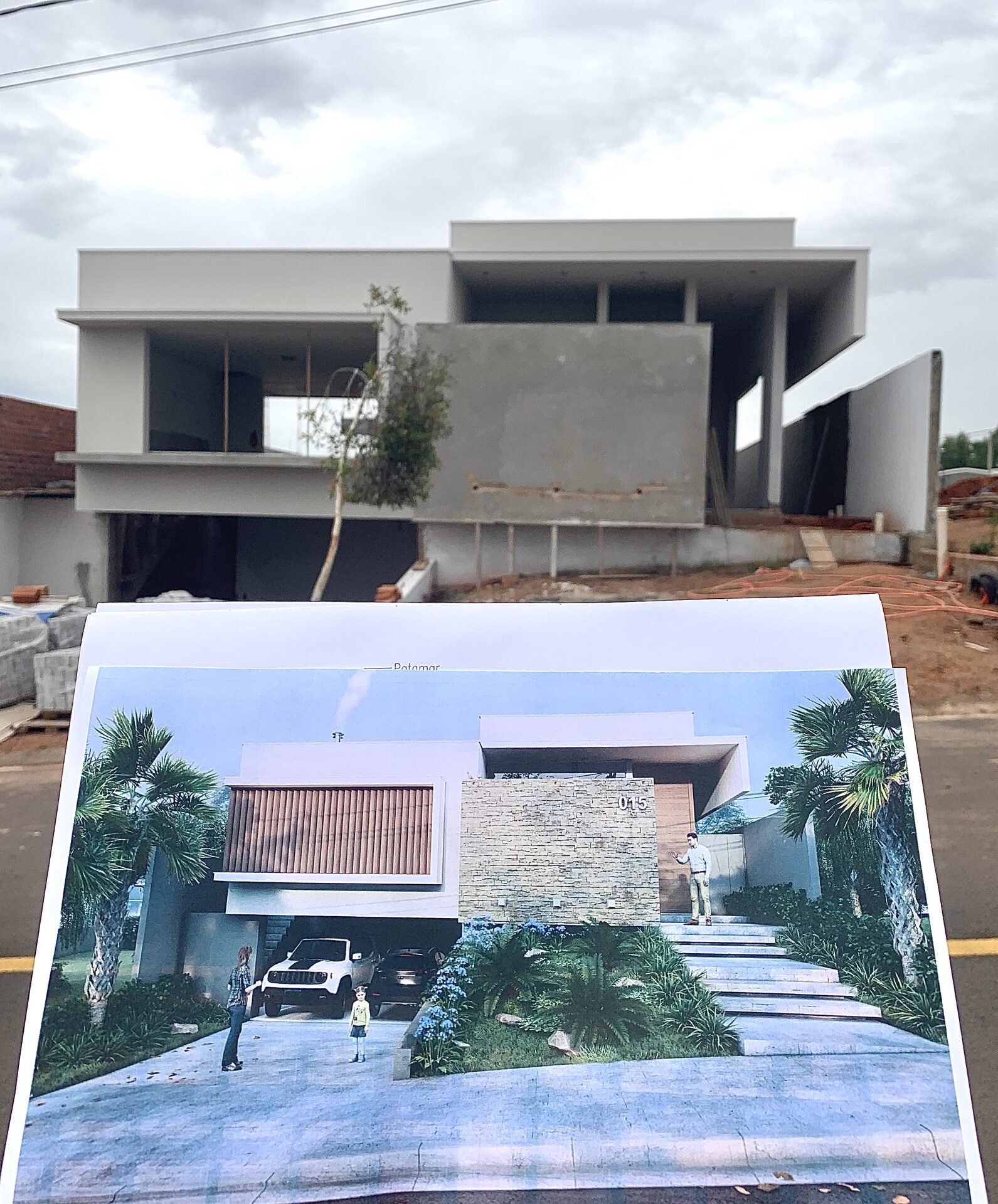 Casa AF — Adamantina: comparativo entre o render do projeto e a obra em construção