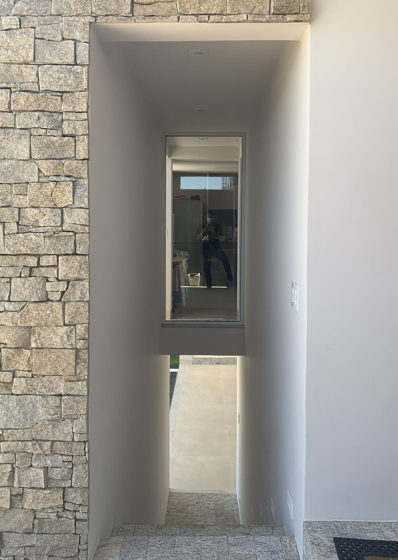 Casa AF — Adamantina: corredor interno com janela — arquitetura residencial