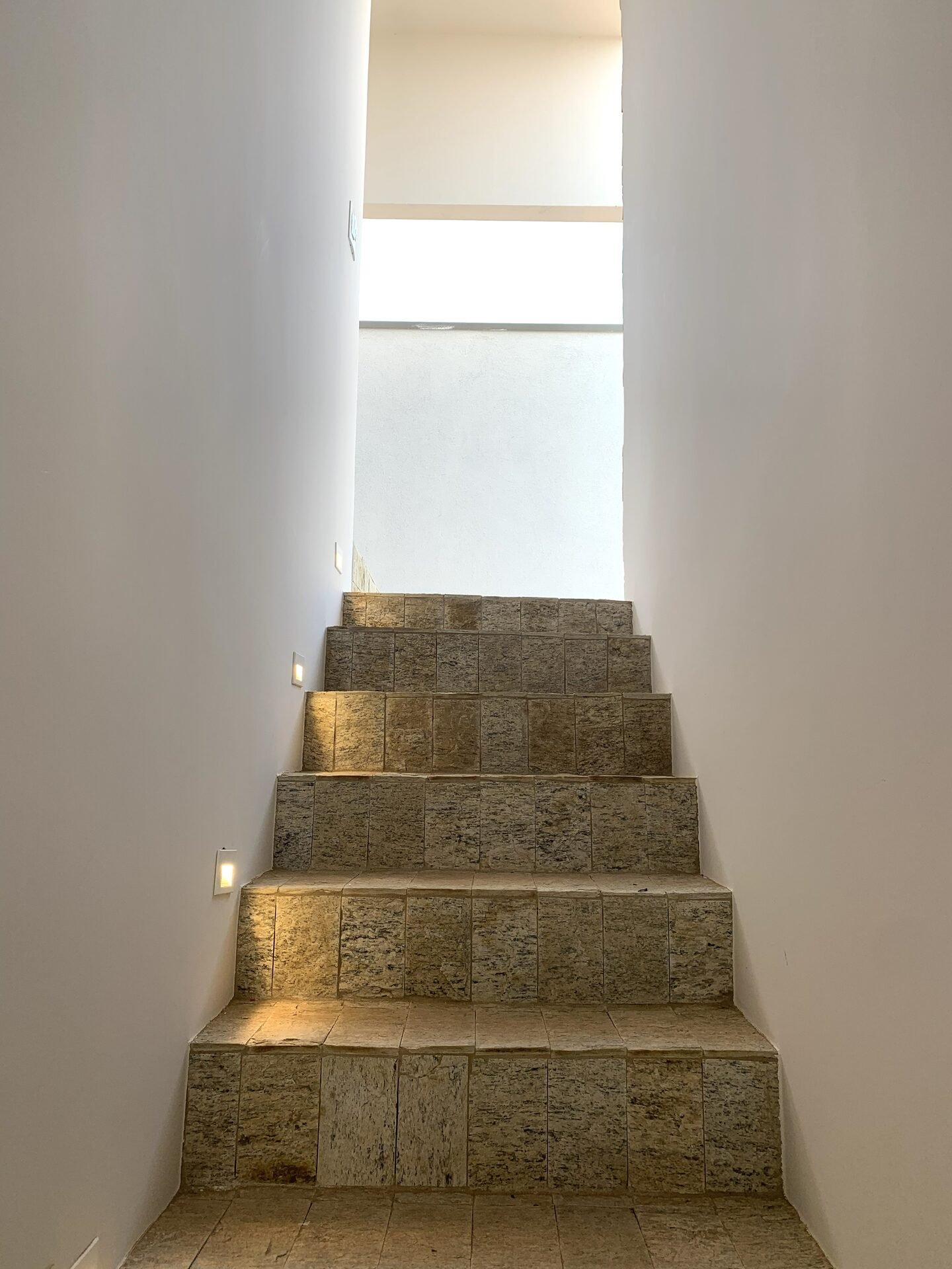 Casa AF — Adamantina: escada interna em granito — arquitetura residencial