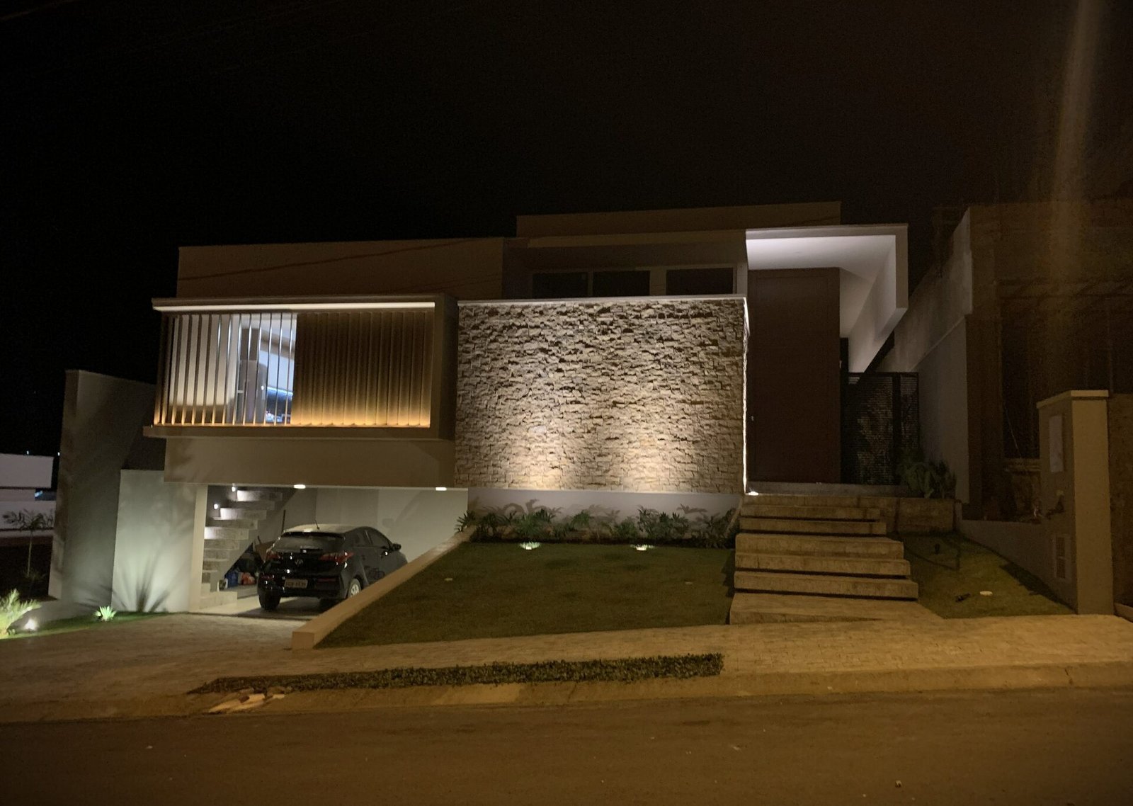 Casa AF — Adamantina: fachada iluminada à noite — arquitetura residencial