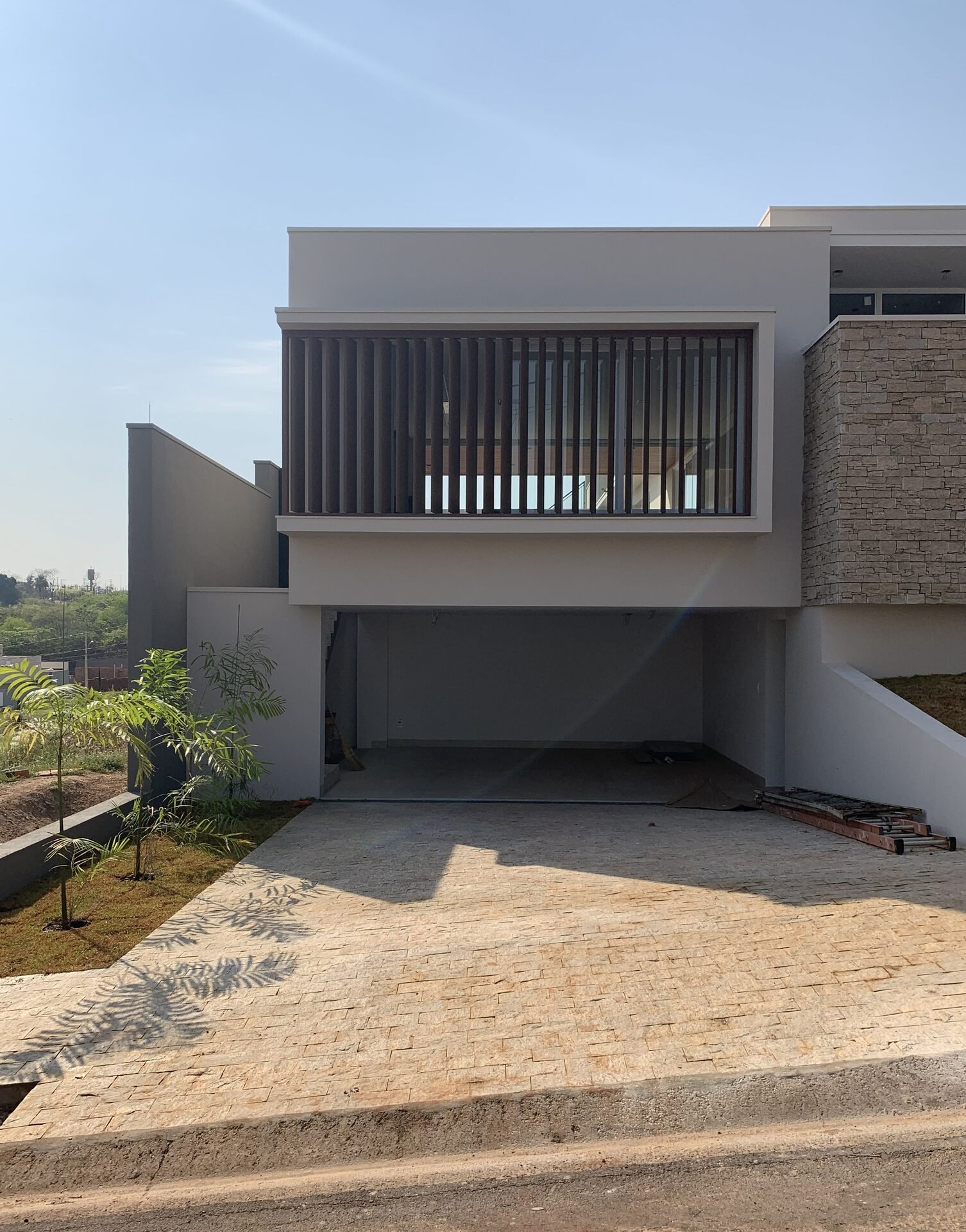 Casa AF — Adamantina: garagem e brise de madeira no pavimento superior — arquitetura residencial