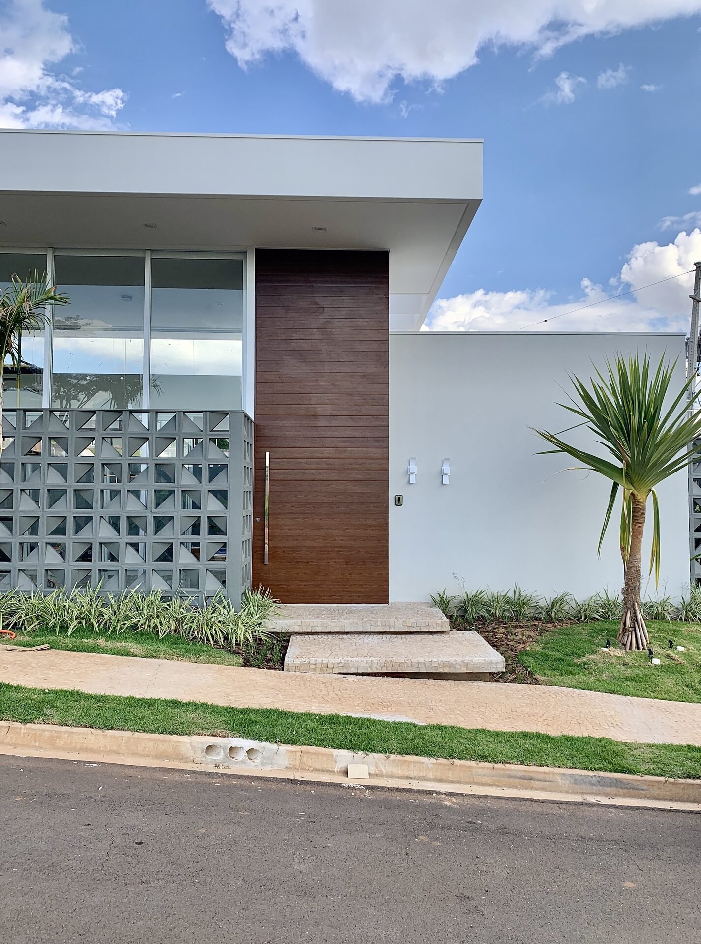 Casa AJ — Adamantina: porta de entrada e painel de cobogó — projeto de arquitetura residencial