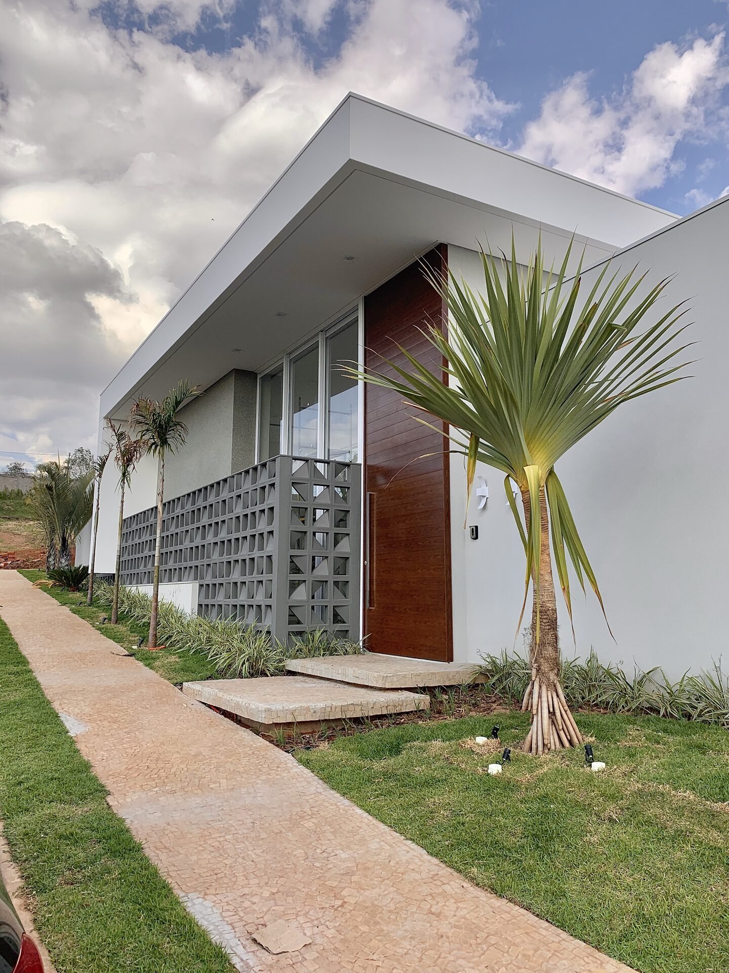 Casa AJ — Adamantina: detalhe da porta de entrada em madeira — projeto de arquitetura residencial