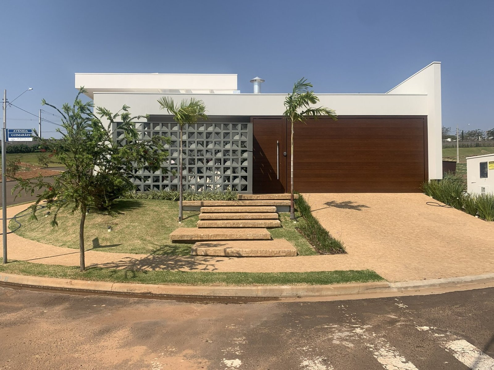 Casa AJ — Adamantina: fachada vista da avenida — projeto de arquitetura residencial