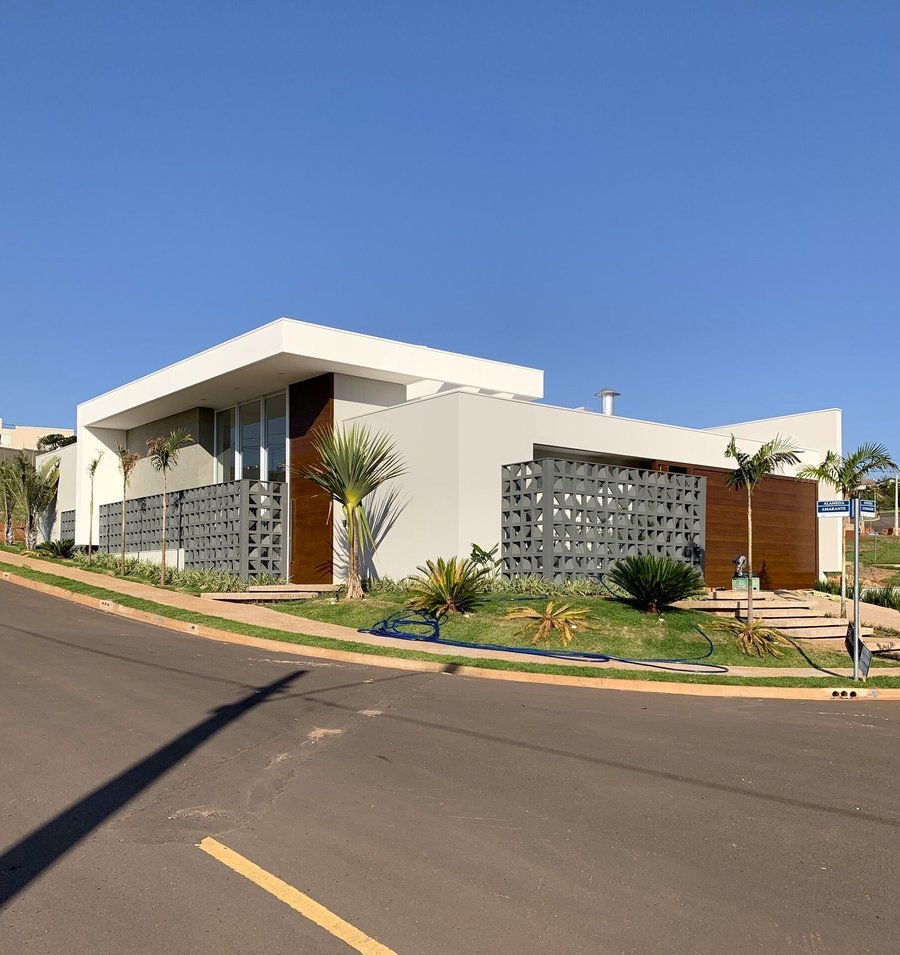 Casa AJ em Adamantina, 2019 — projeto de arquitetura residencial implantado em esquina, com painéis de cobogó
