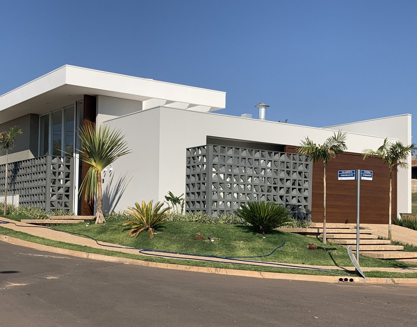 Casa AJ — Adamantina: fachada na esquina das avenidas — projeto de arquitetura residencial