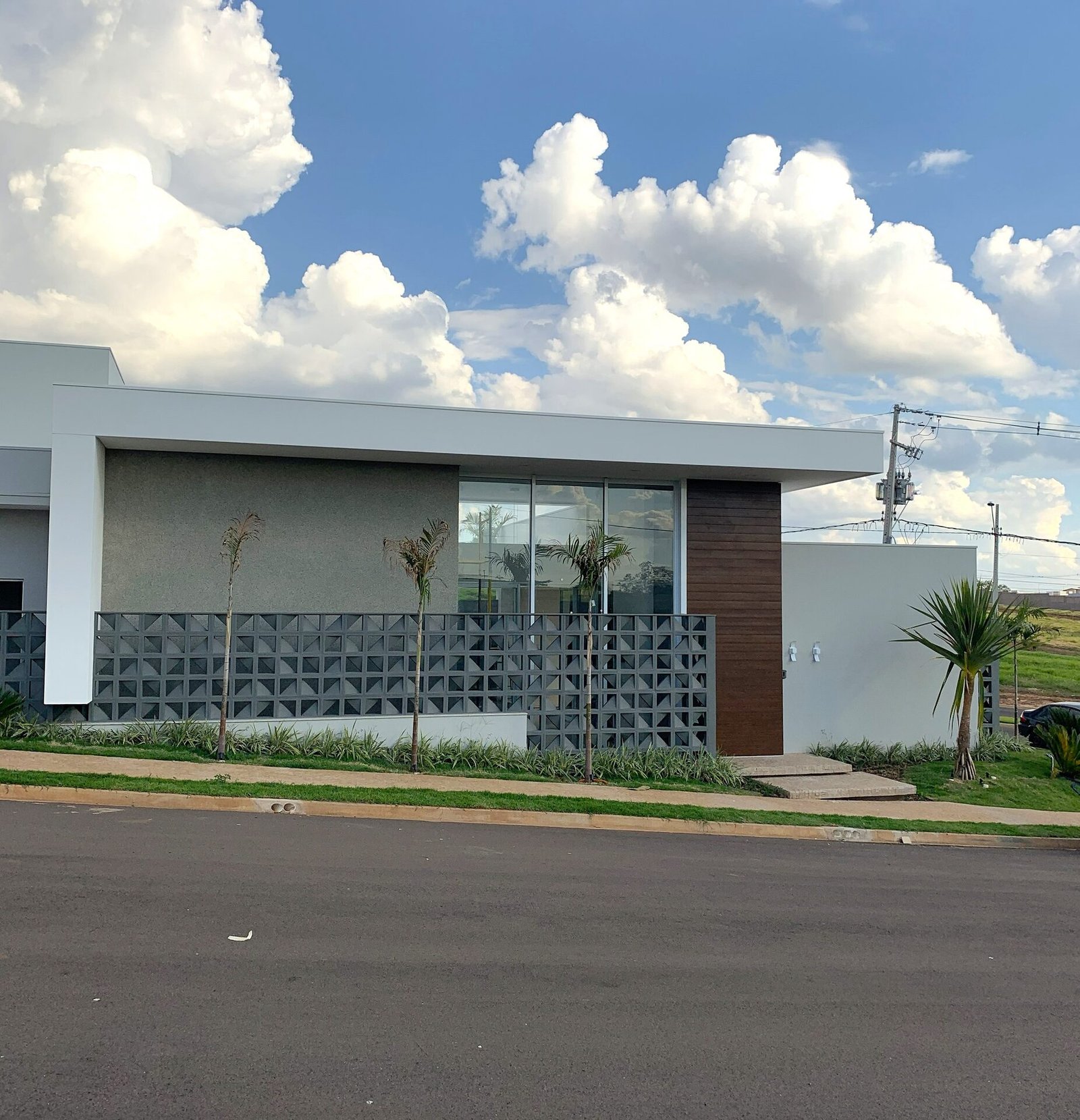 Casa AJ — Adamantina: fachada com painel de cobogó — projeto de arquitetura residencial