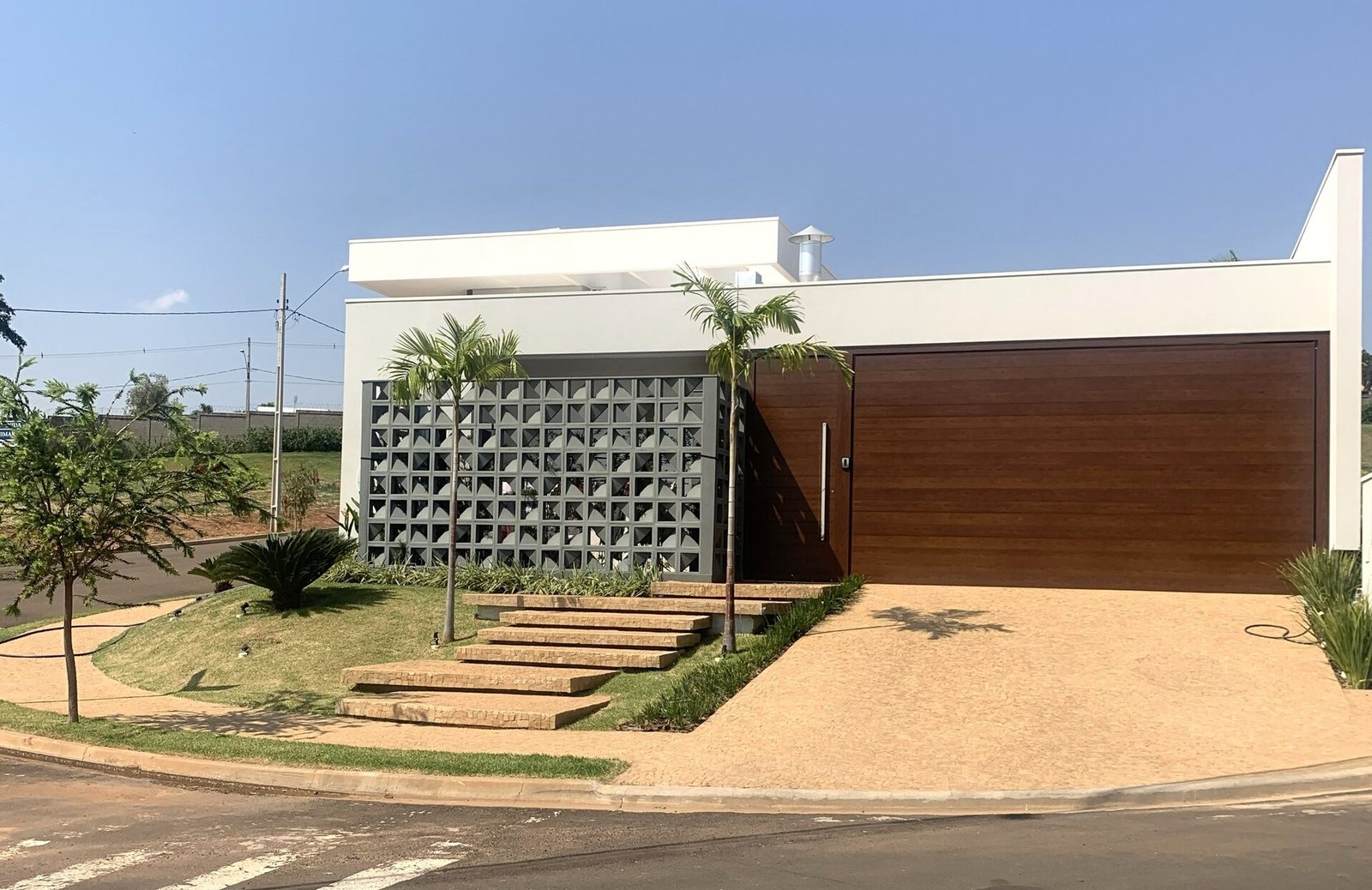 Casa AJ — Adamantina: portão de madeira da garagem — projeto de arquitetura residencial