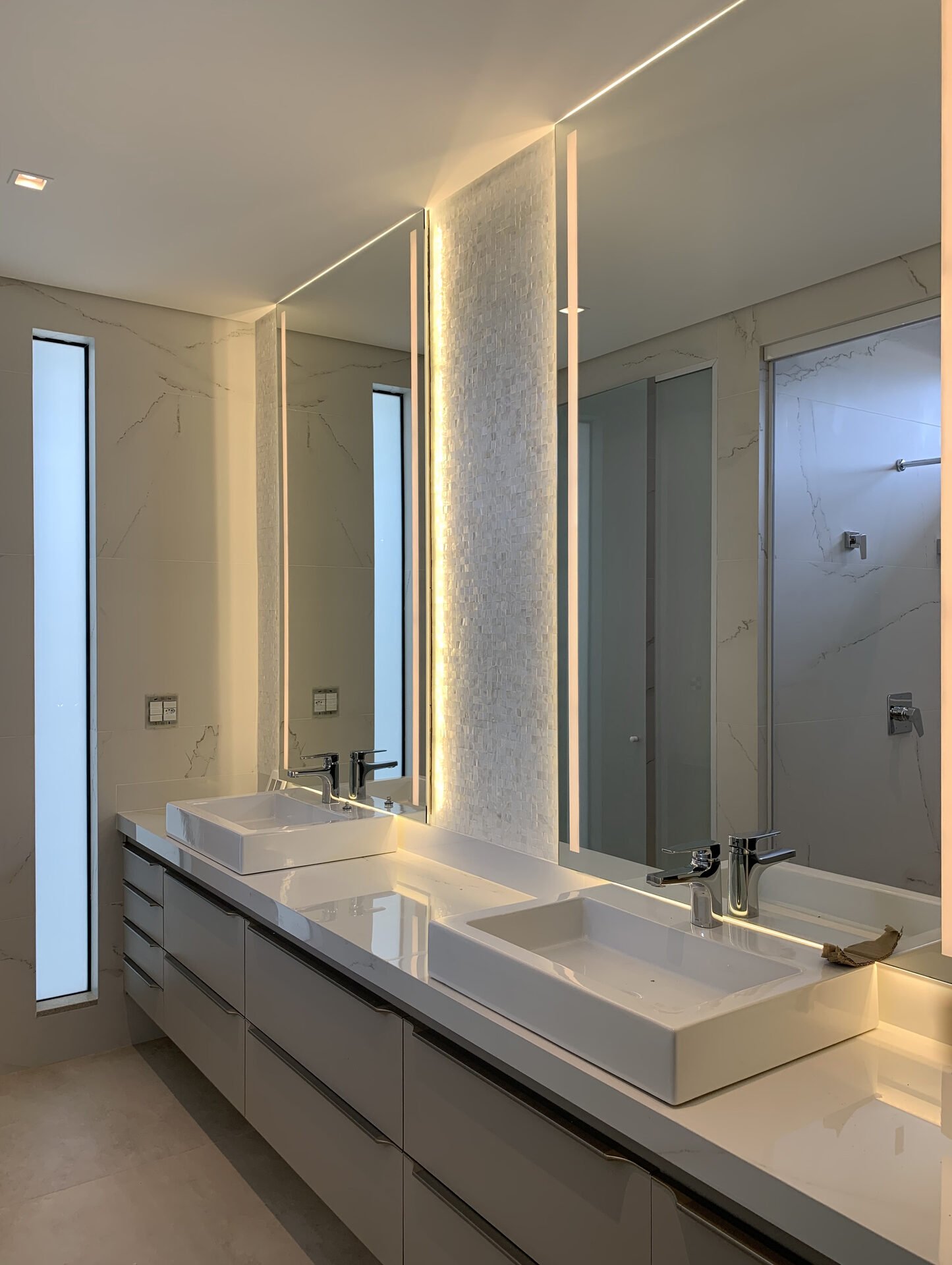Casa AM — Adamantina: banheiro com bancada dupla — projeto de arquitetura residencial