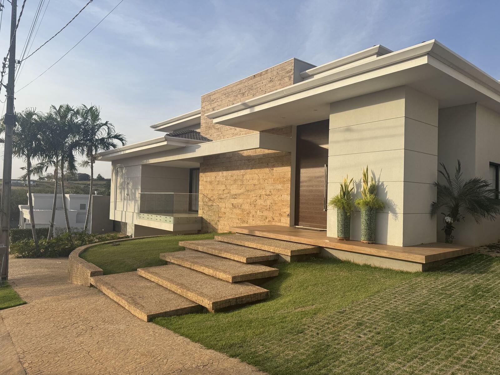 Casa AM — Adamantina: fachada diurna — projeto de arquitetura residencial