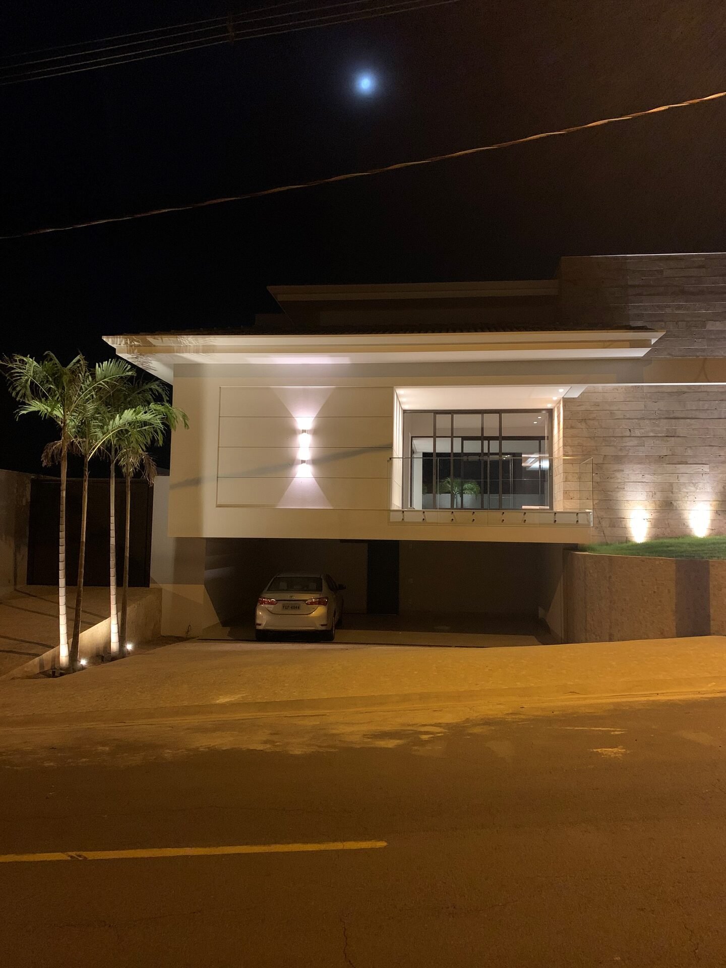 Casa AM em Adamantina, 2019 — projeto de arquitetura residencial, fachada noturna