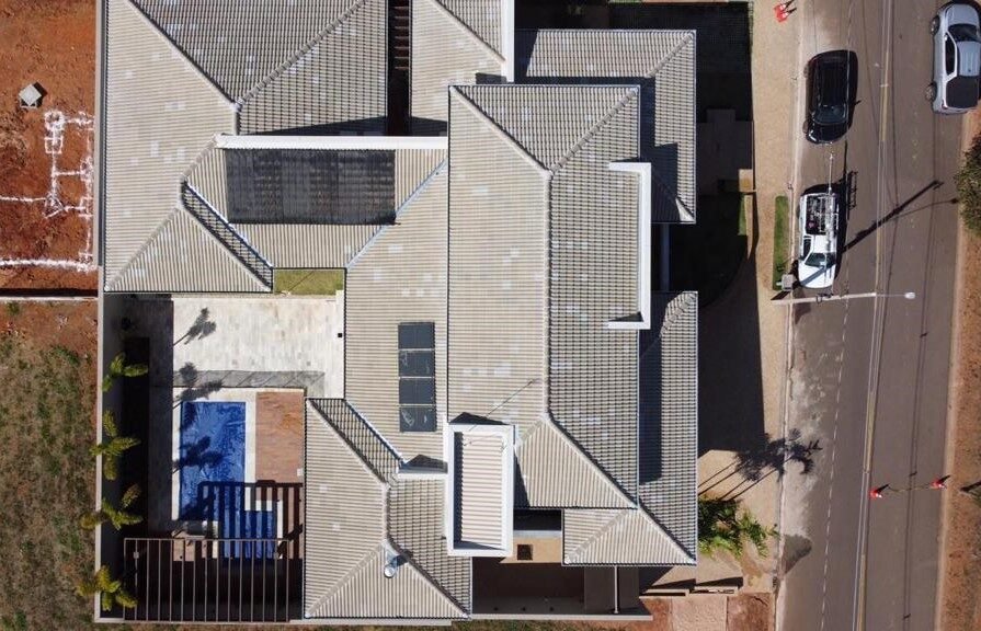 Casa AM — Adamantina: vista aérea com piscina — projeto de arquitetura residencial