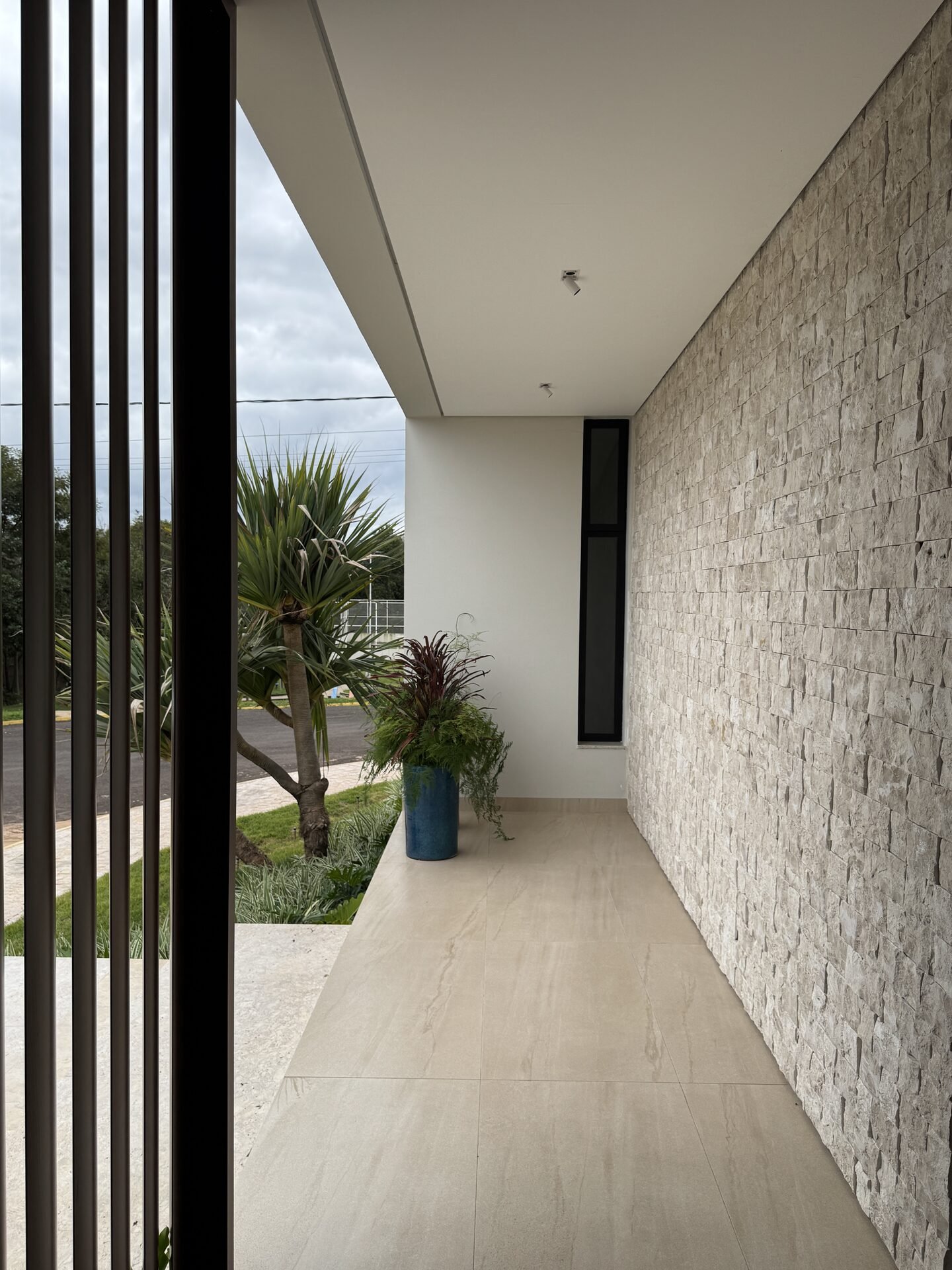 Casa AS — Osvaldo Cruz: corredor lateral em pedra — projeto de arquitetura residencial