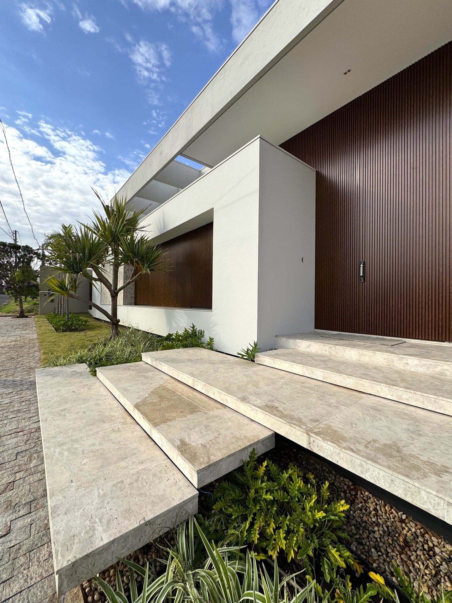 Casa AS — Osvaldo Cruz: detalhe da porta ripada em madeira na entrada — projeto de arquitetura residencial