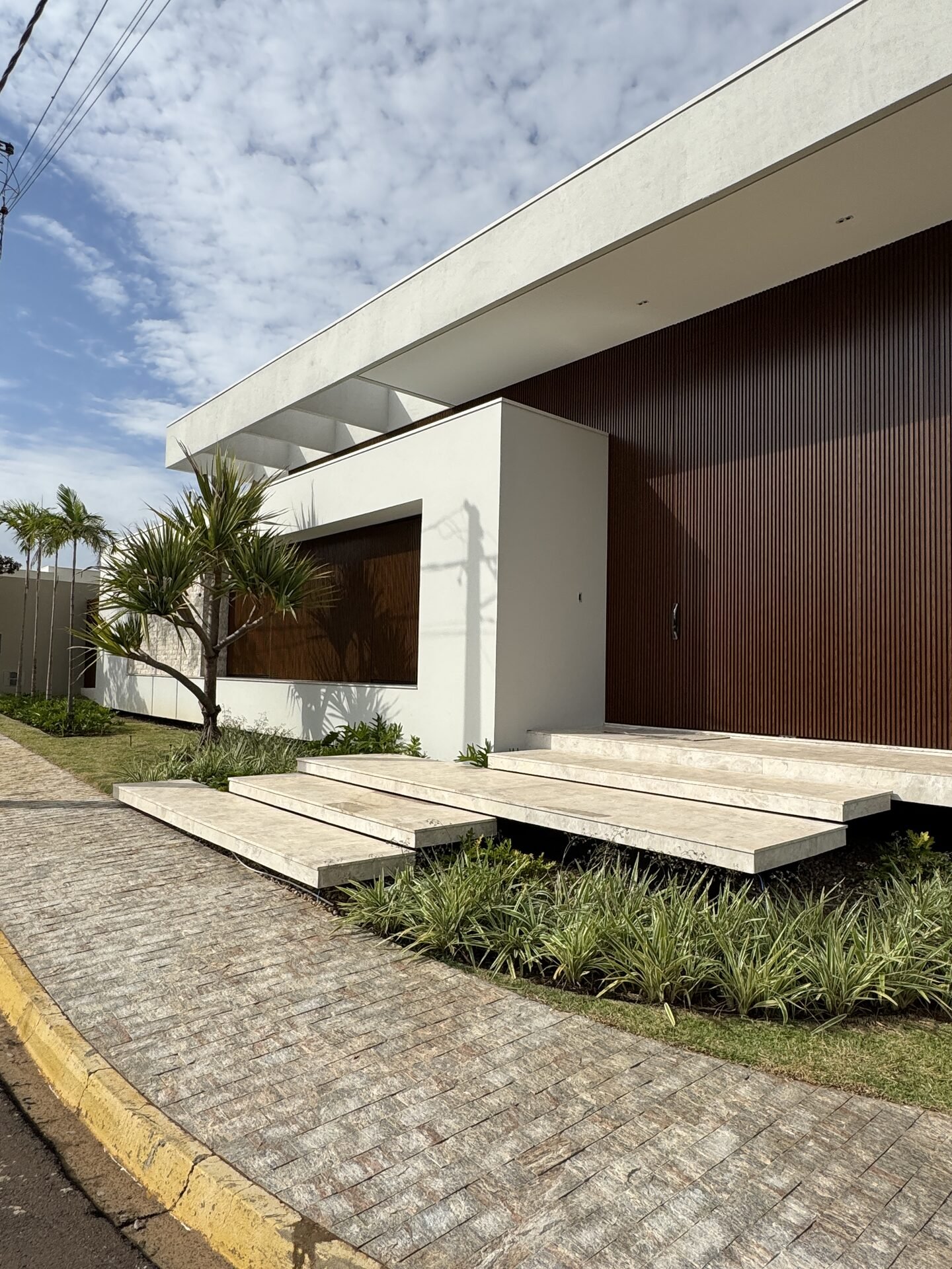 Casa AS — Osvaldo Cruz: entrada com painel ripado de madeira — projeto de arquitetura residencial