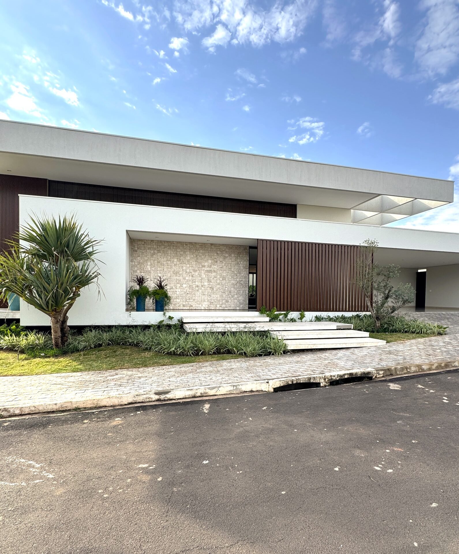 Casa AS em Osvaldo Cruz, 2025 — projeto de arquitetura residencial, fachada com revestimento amadeirado e pátio interno
