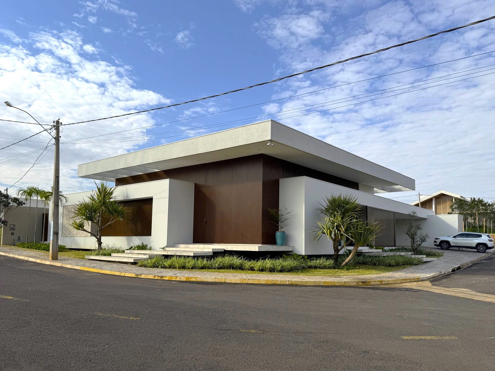 Casa AS — Osvaldo Cruz: vista geral da fachada na esquina da rua — projeto de arquitetura residencial