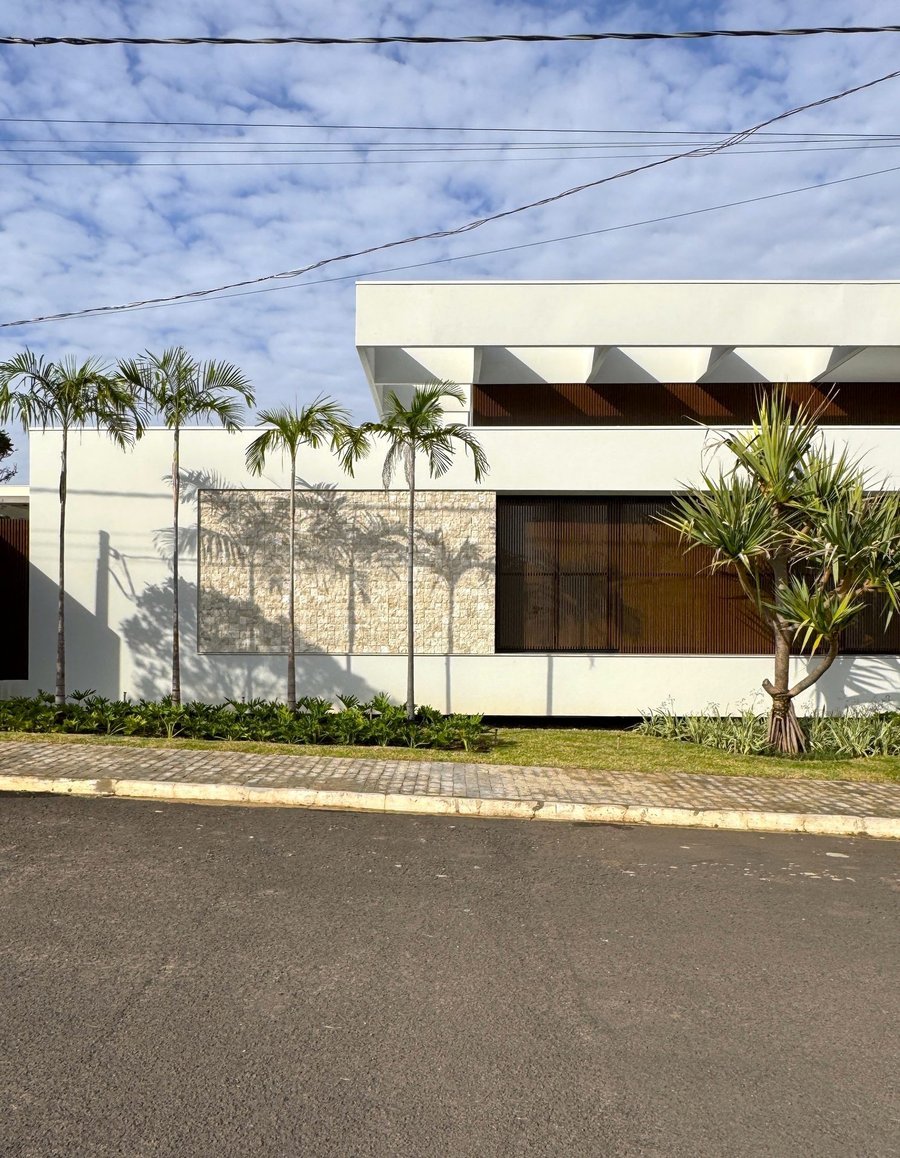 Casa AS em Osvaldo Cruz, 2025 — projeto de arquitetura residencial, fachada com revestimento amadeirado e pátio interno