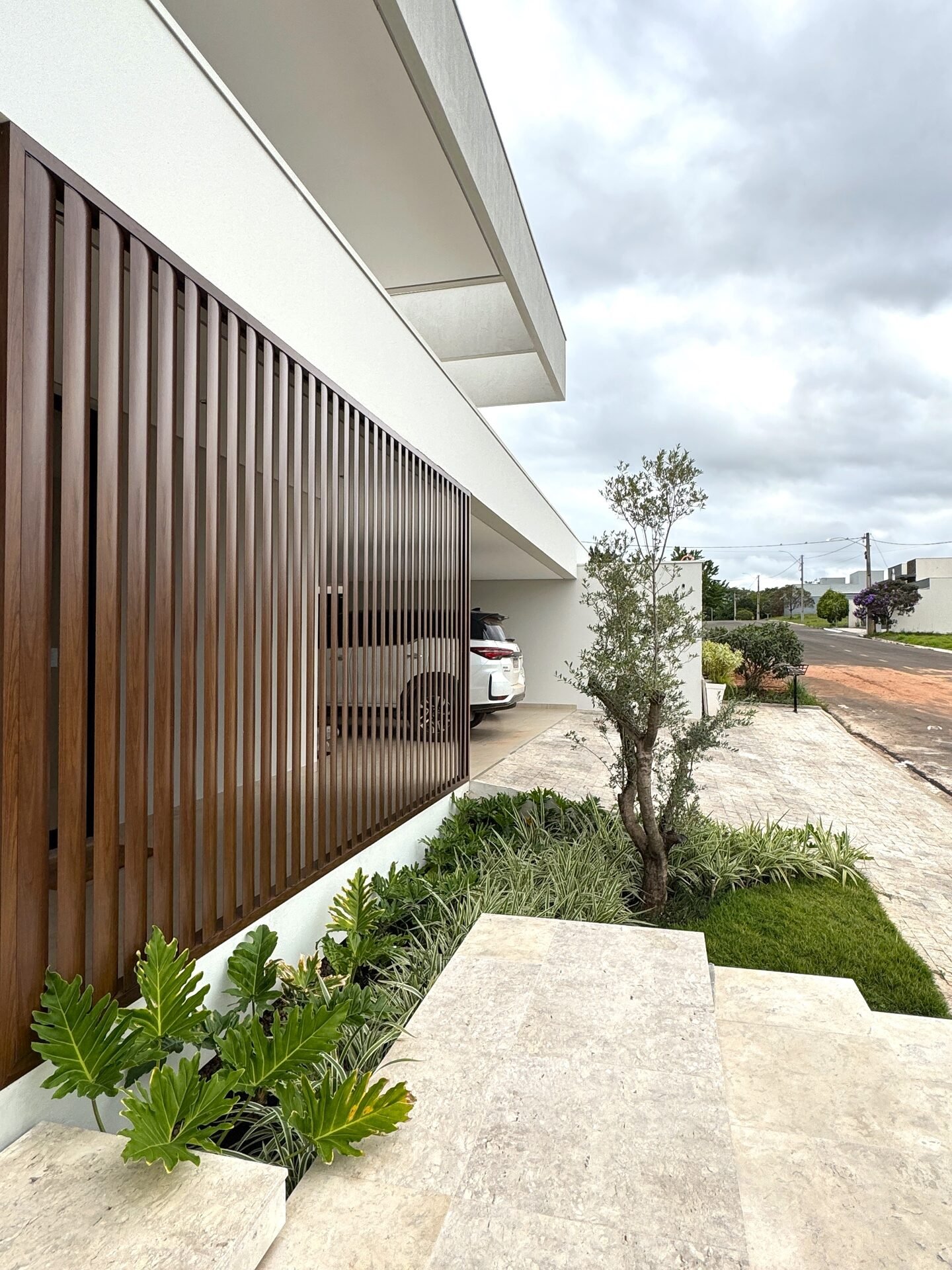 Casa AS — Osvaldo Cruz: fachada da garagem e jardim — projeto de arquitetura residencial