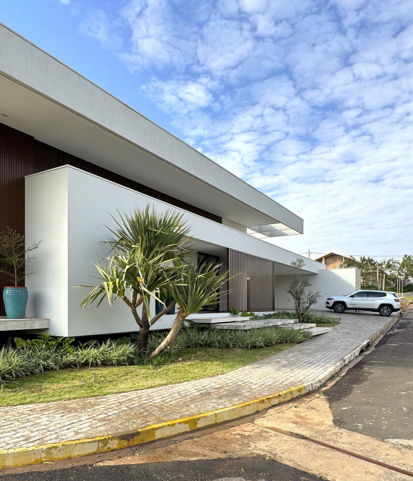 Casa AS — Osvaldo Cruz: fachada lateral — projeto de arquitetura residencial