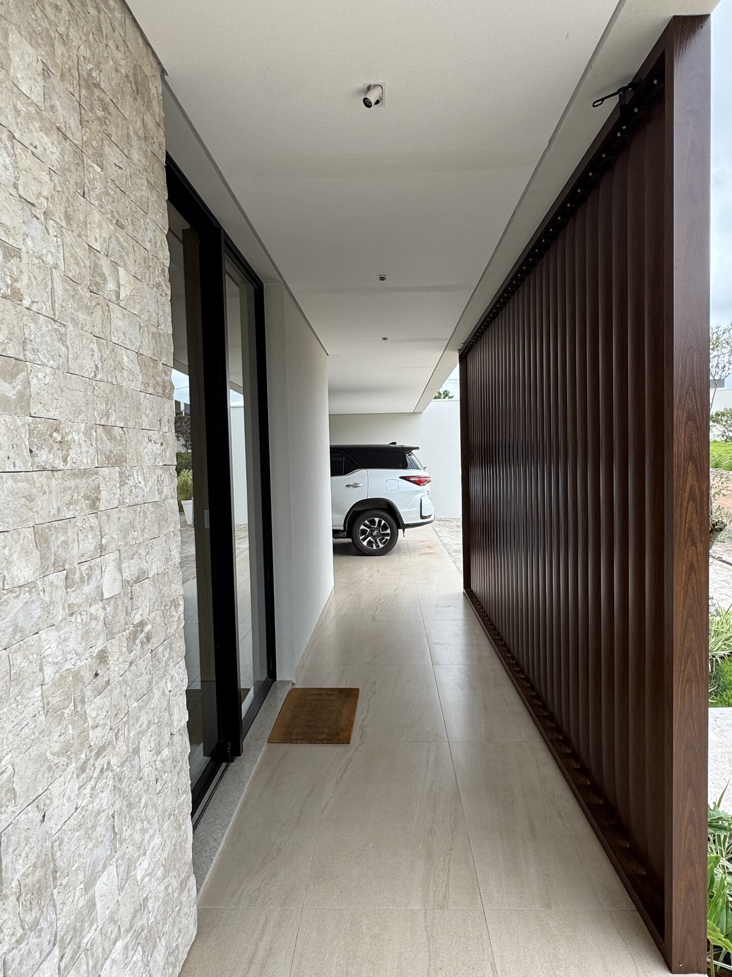 Casa AS — Osvaldo Cruz: garagem com portão amadeirado — projeto de arquitetura residencial