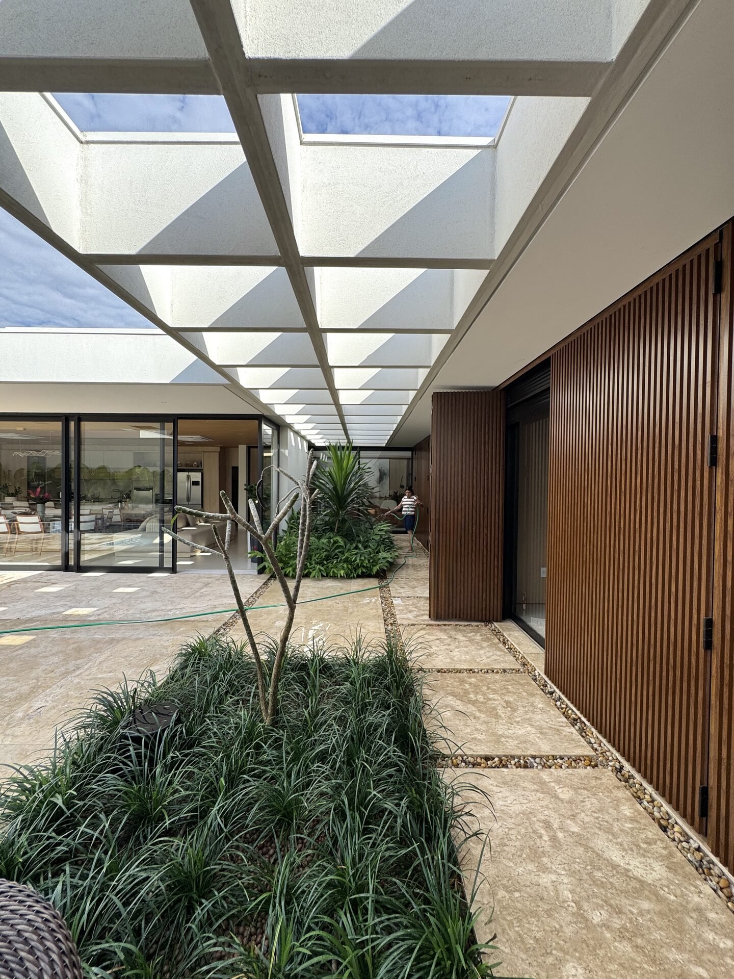 Casa AS — Osvaldo Cruz: pátio interno com claraboias — projeto de arquitetura residencial