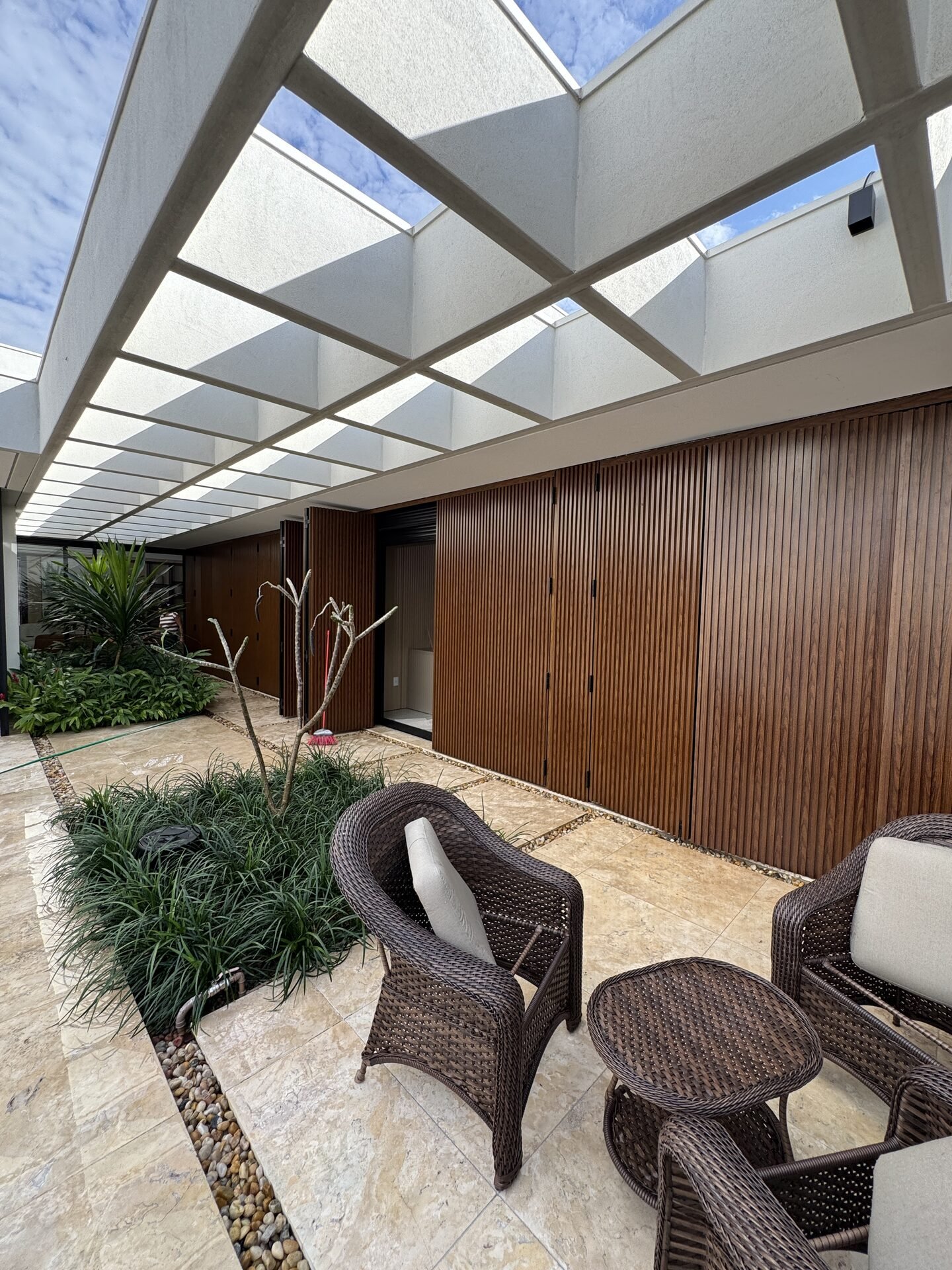 Casa AS — Osvaldo Cruz: pátio interno com poltronas — projeto de arquitetura residencial