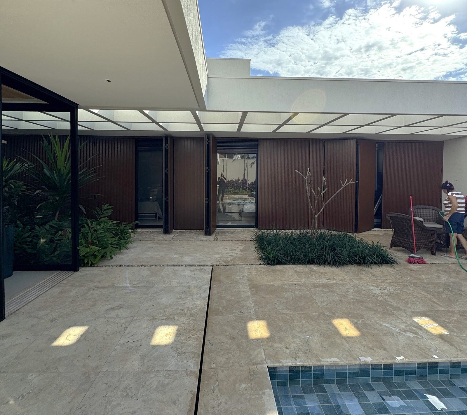 Casa AS — Osvaldo Cruz: pátio interno em direção ao spa — projeto de arquitetura residencial