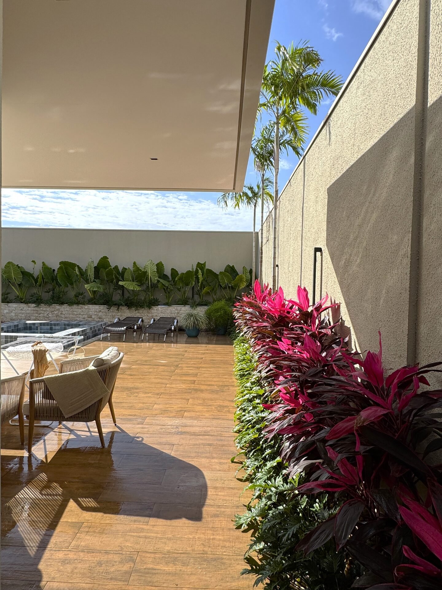 Casa AS — Osvaldo Cruz: piscina, deck e jardim — projeto de arquitetura residencial