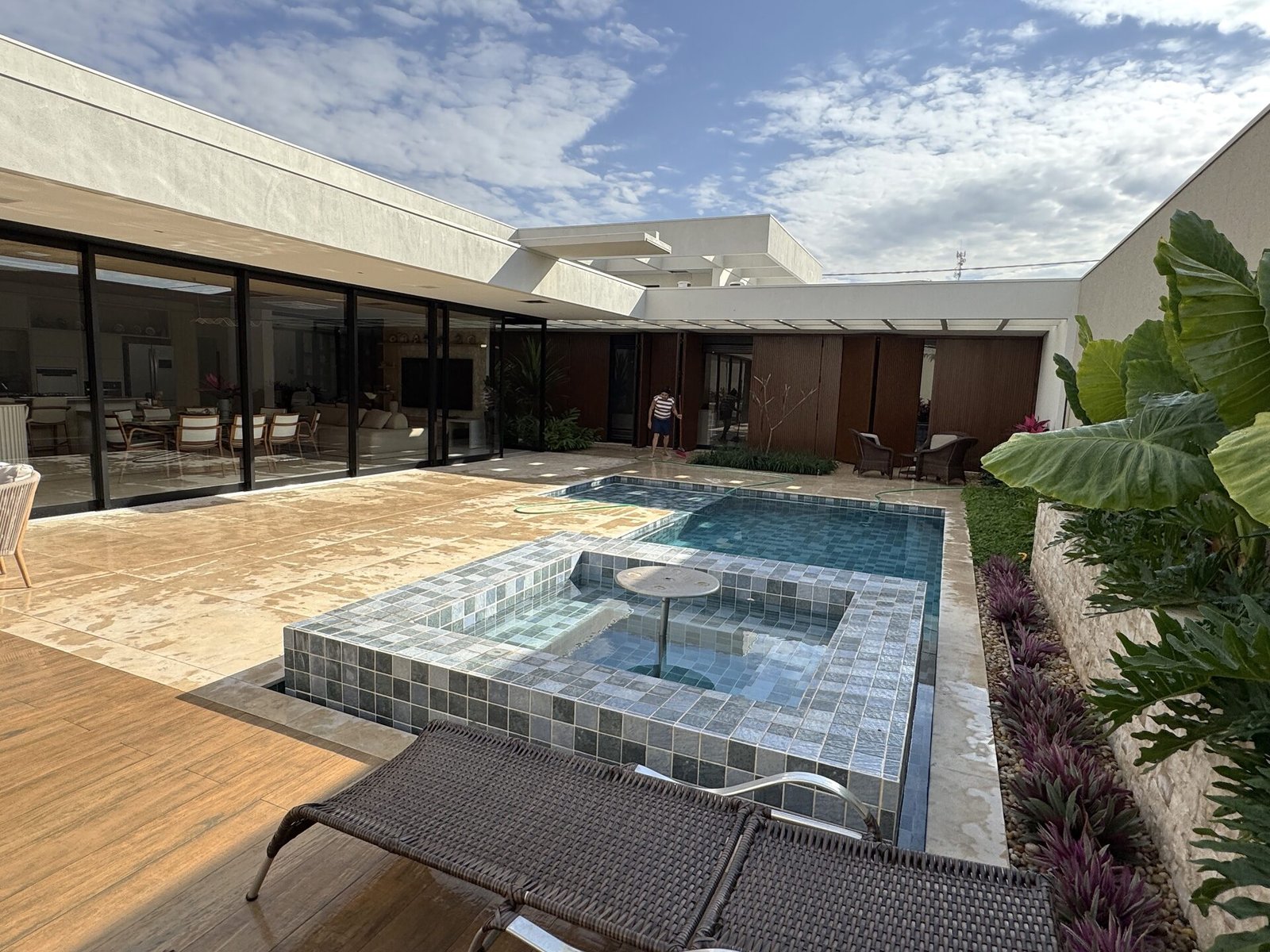 Casa AS — Osvaldo Cruz: piscina integrada à sala de estar — projeto de arquitetura residencial