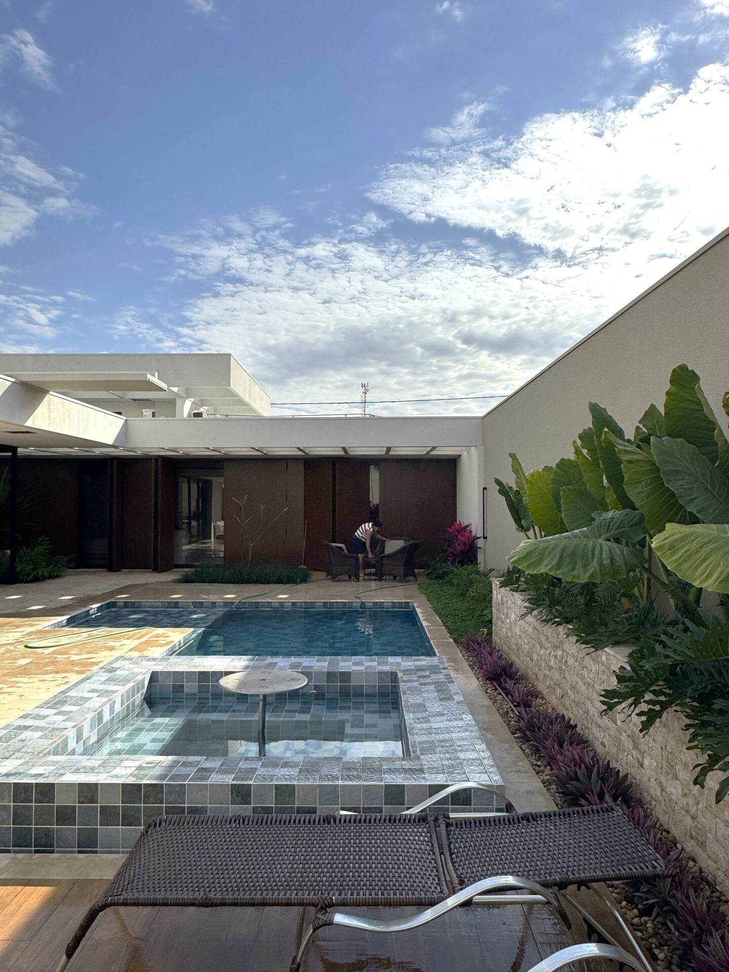 Casa AS — Osvaldo Cruz: detalhe da piscina e do spa — projeto de arquitetura residencial