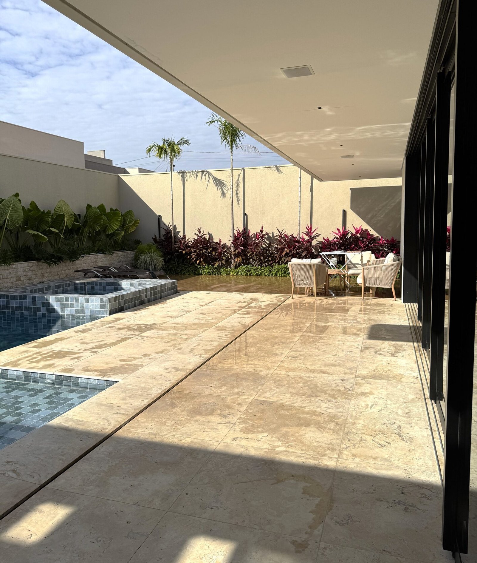 Casa AS — Osvaldo Cruz: piscina e spa vistos da varanda — projeto de arquitetura residencial
