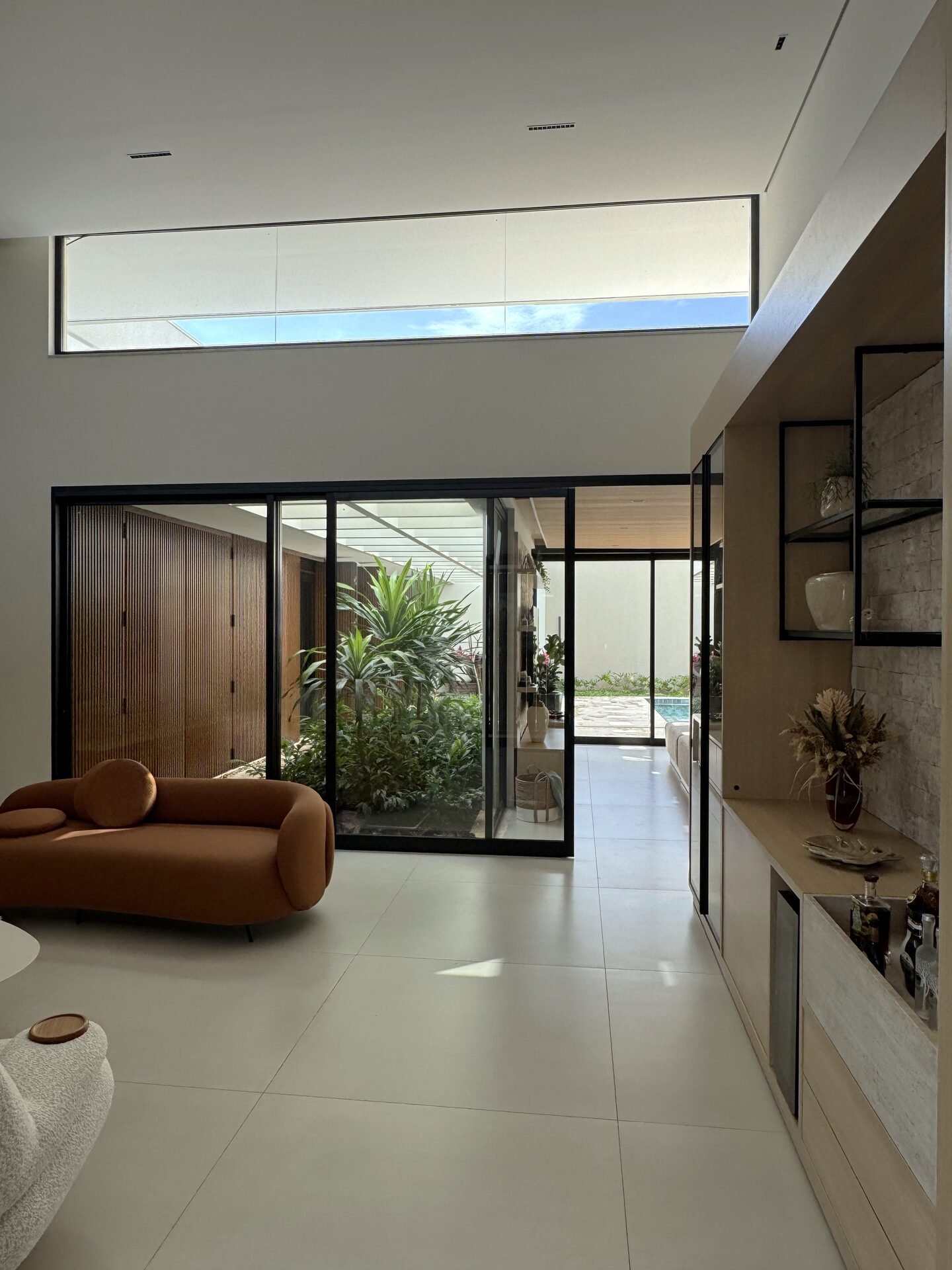Casa AS — Osvaldo Cruz: sala de estar com bar — projeto de arquitetura residencial