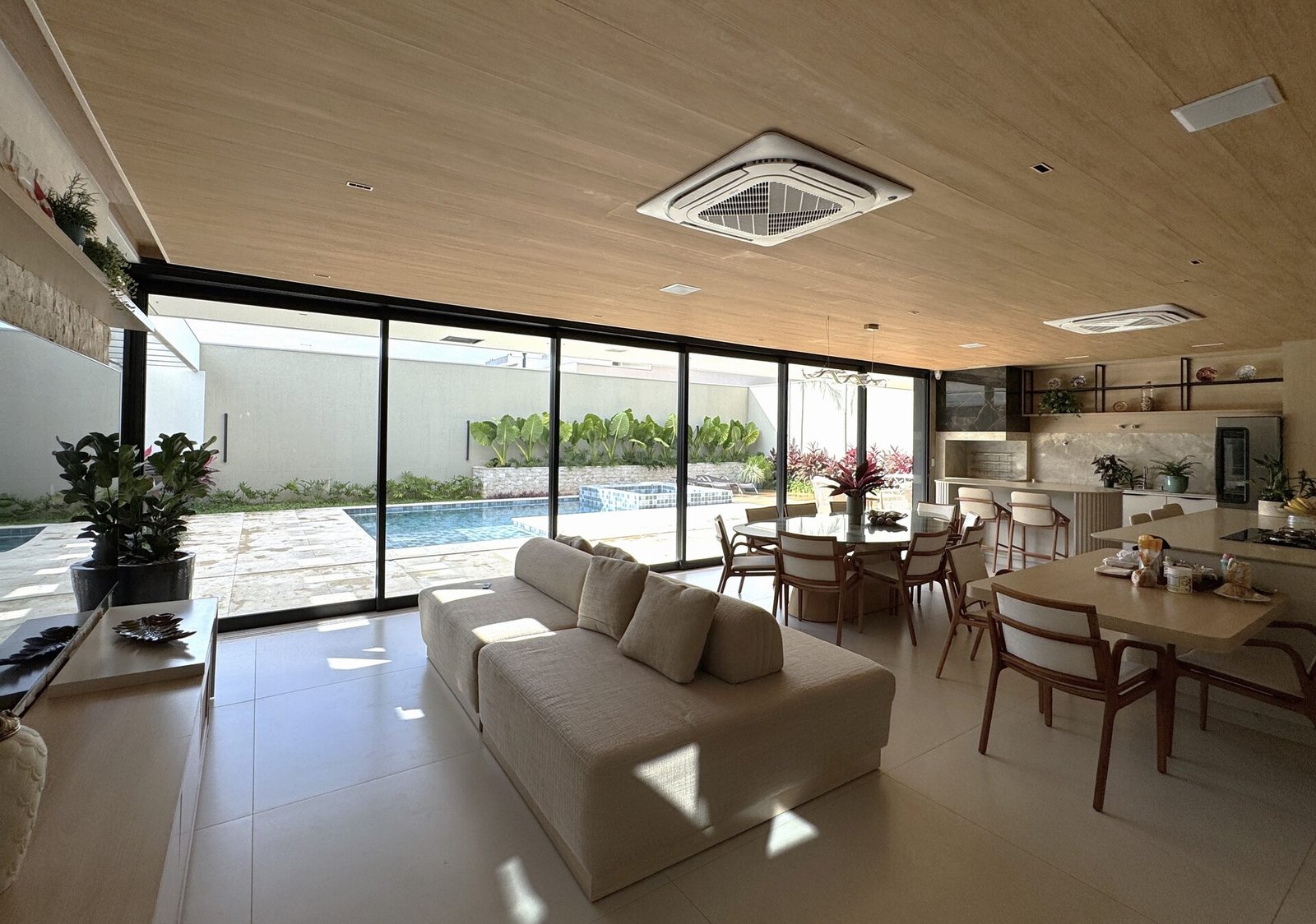 Casa AS — Osvaldo Cruz: sala de estar e jantar integradas — projeto de arquitetura residencial