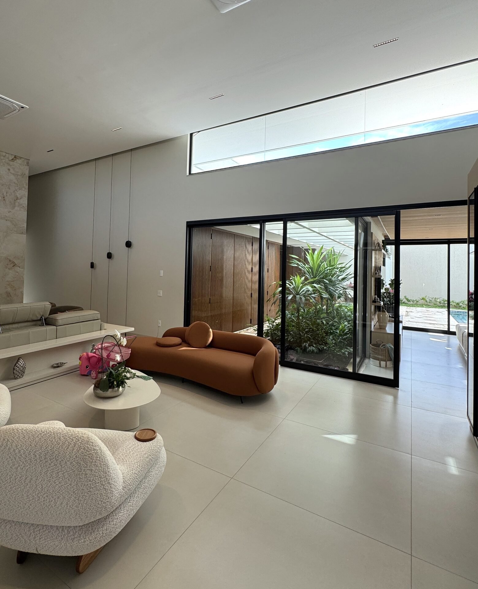 Casa AS — Osvaldo Cruz: sala de estar com vista para o pátio interno — projeto de arquitetura residencial