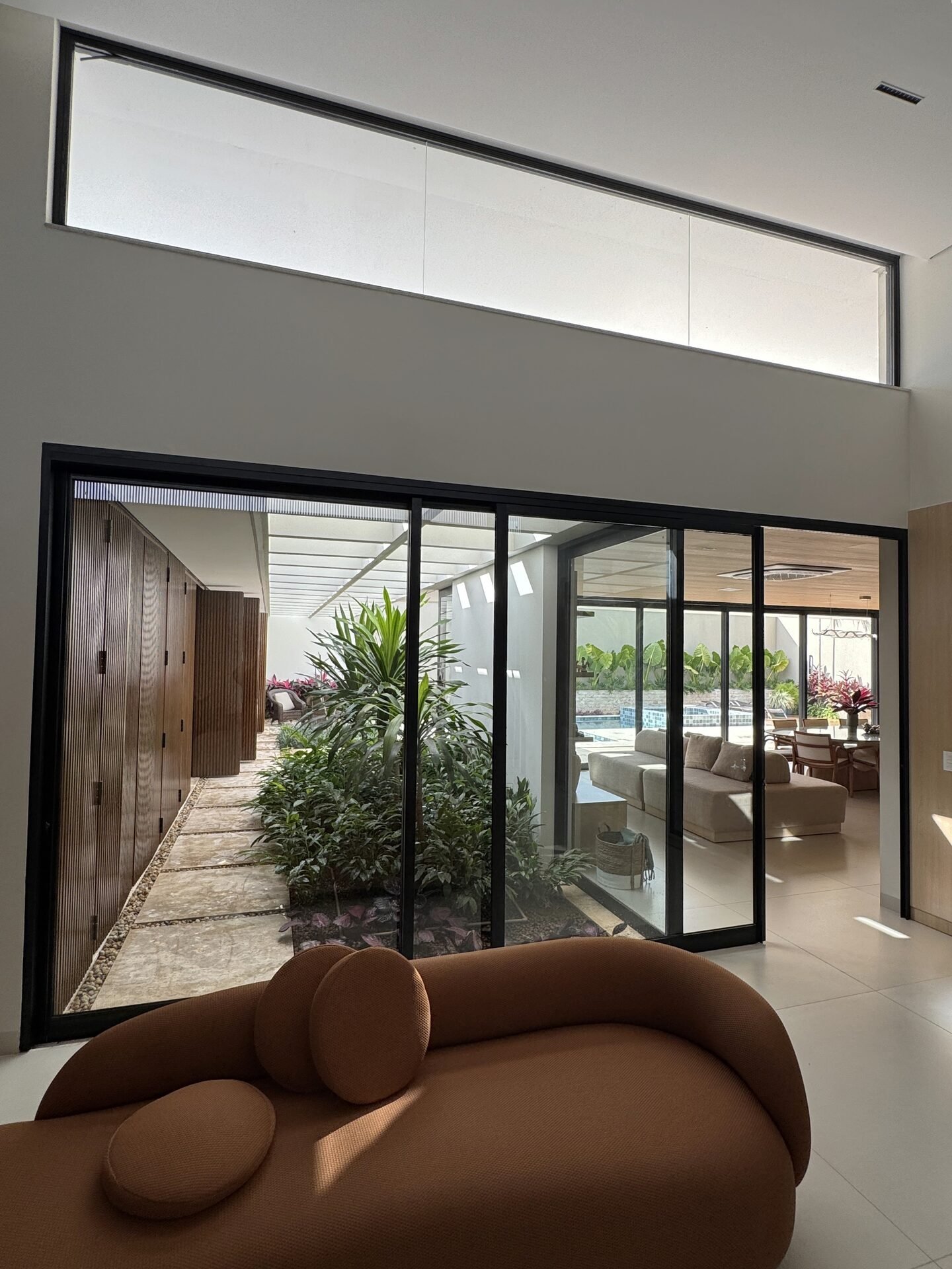 Casa AS — Osvaldo Cruz: sala de estar, outra vista do pátio interno — projeto de arquitetura residencial