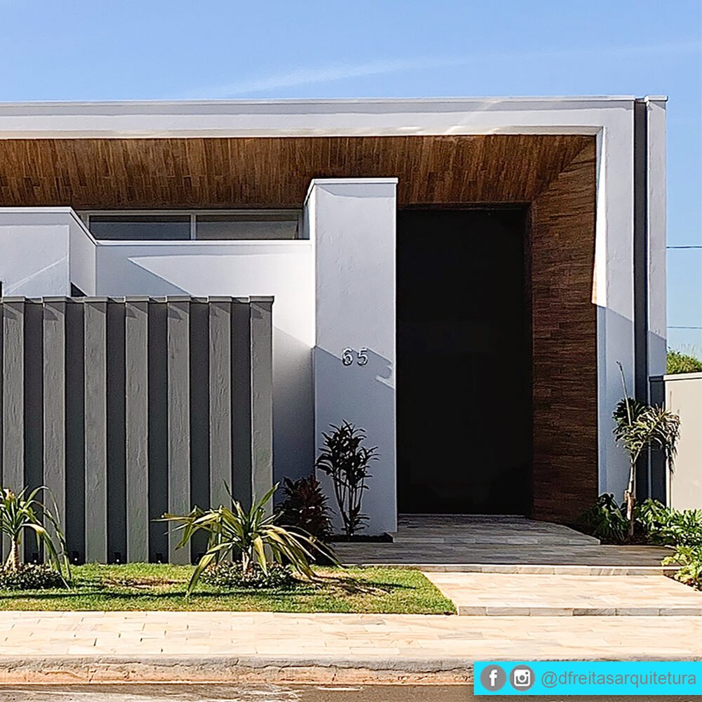 Casa BH — Osvaldo Cruz: entrada porta real — projeto de arquitetura residencial