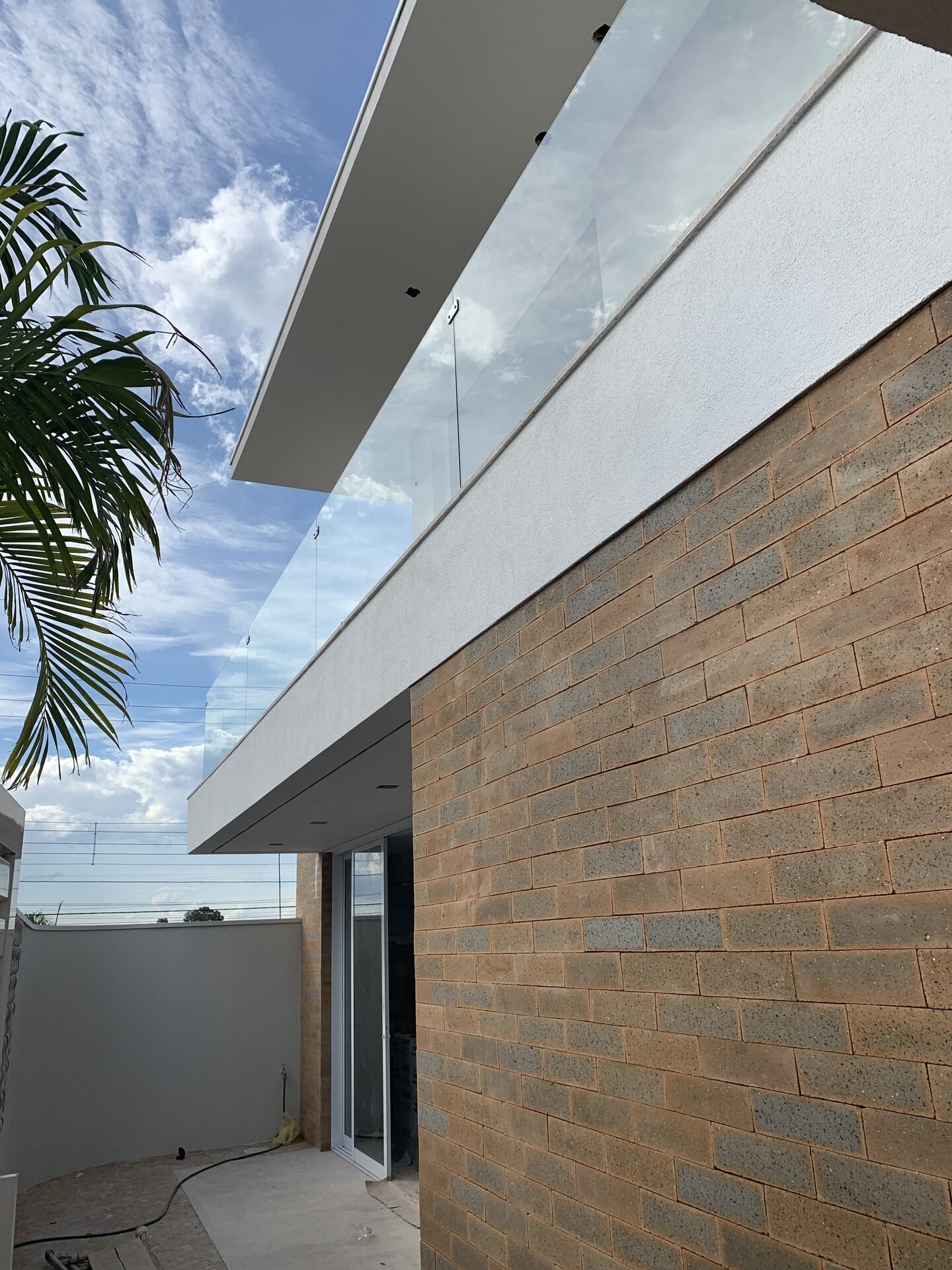 Casa EJ — Adamantina: detalhe da cobertura e guarda-corpo de vidro — projeto de arquitetura residencial