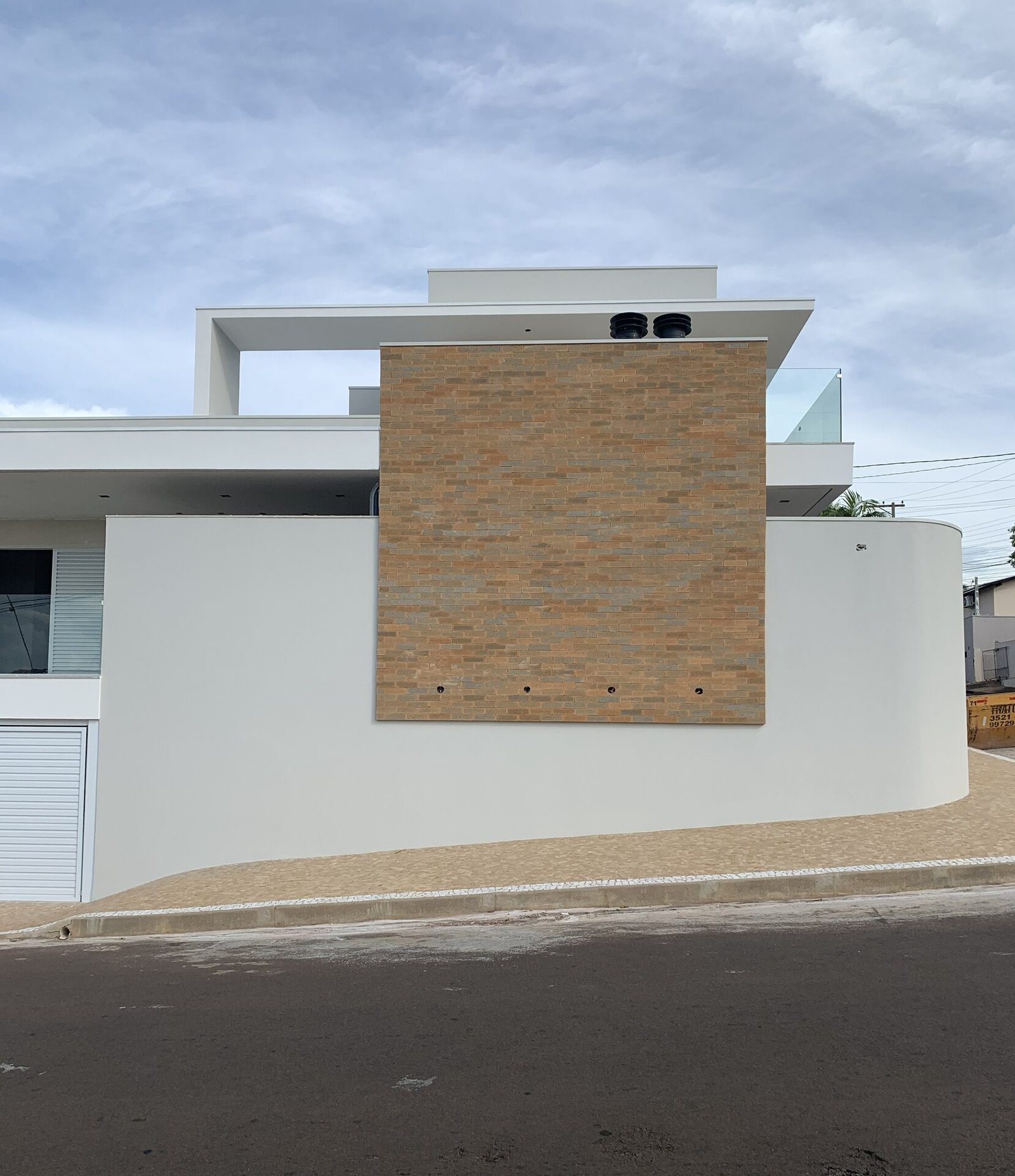 Casa EJ — Adamantina: detalhe da parede em revestimento cerâmico — projeto de arquitetura residencial