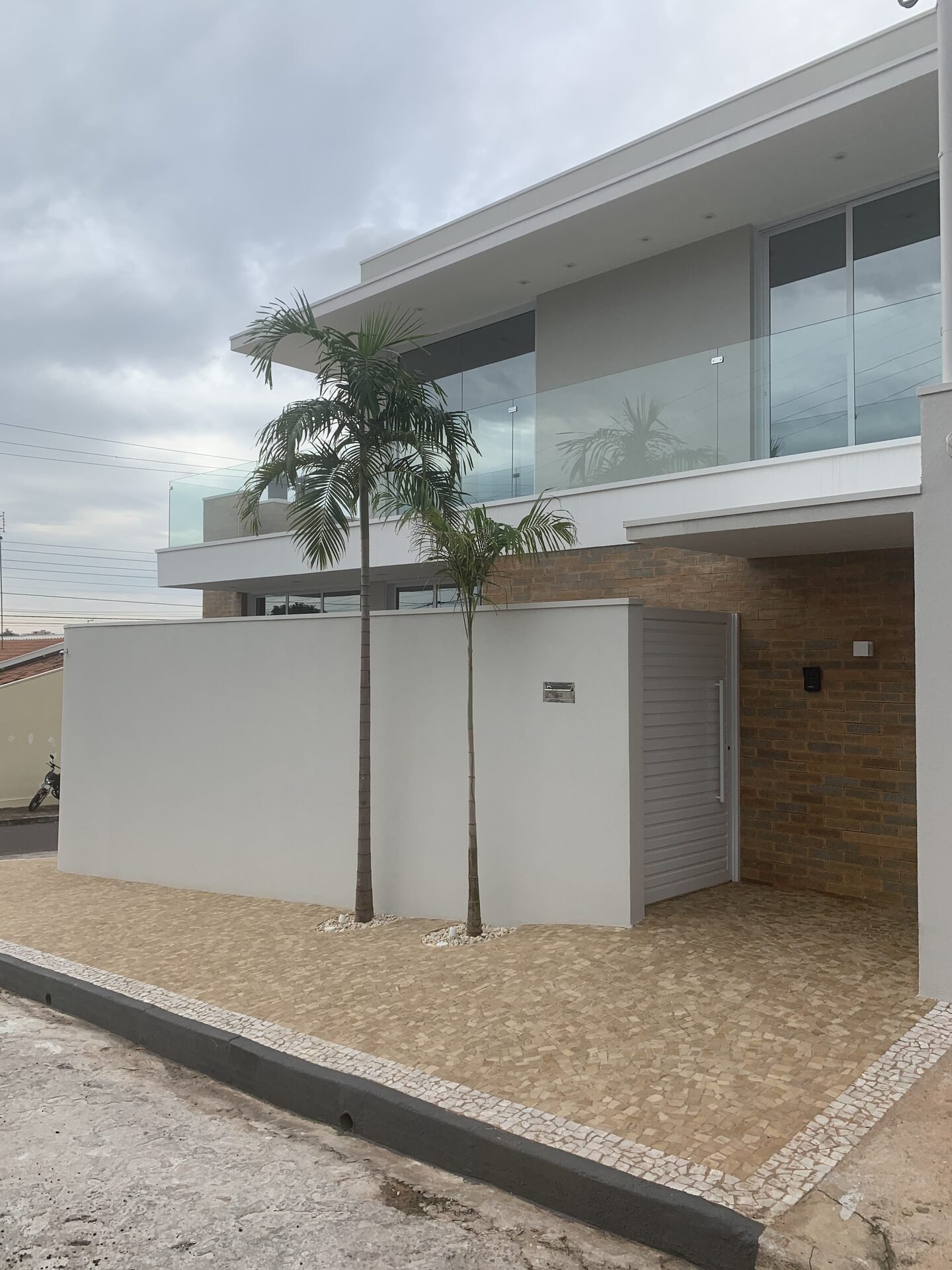 Casa EJ — Adamantina: fachada lateral com acesso de entrada — projeto de arquitetura residencial