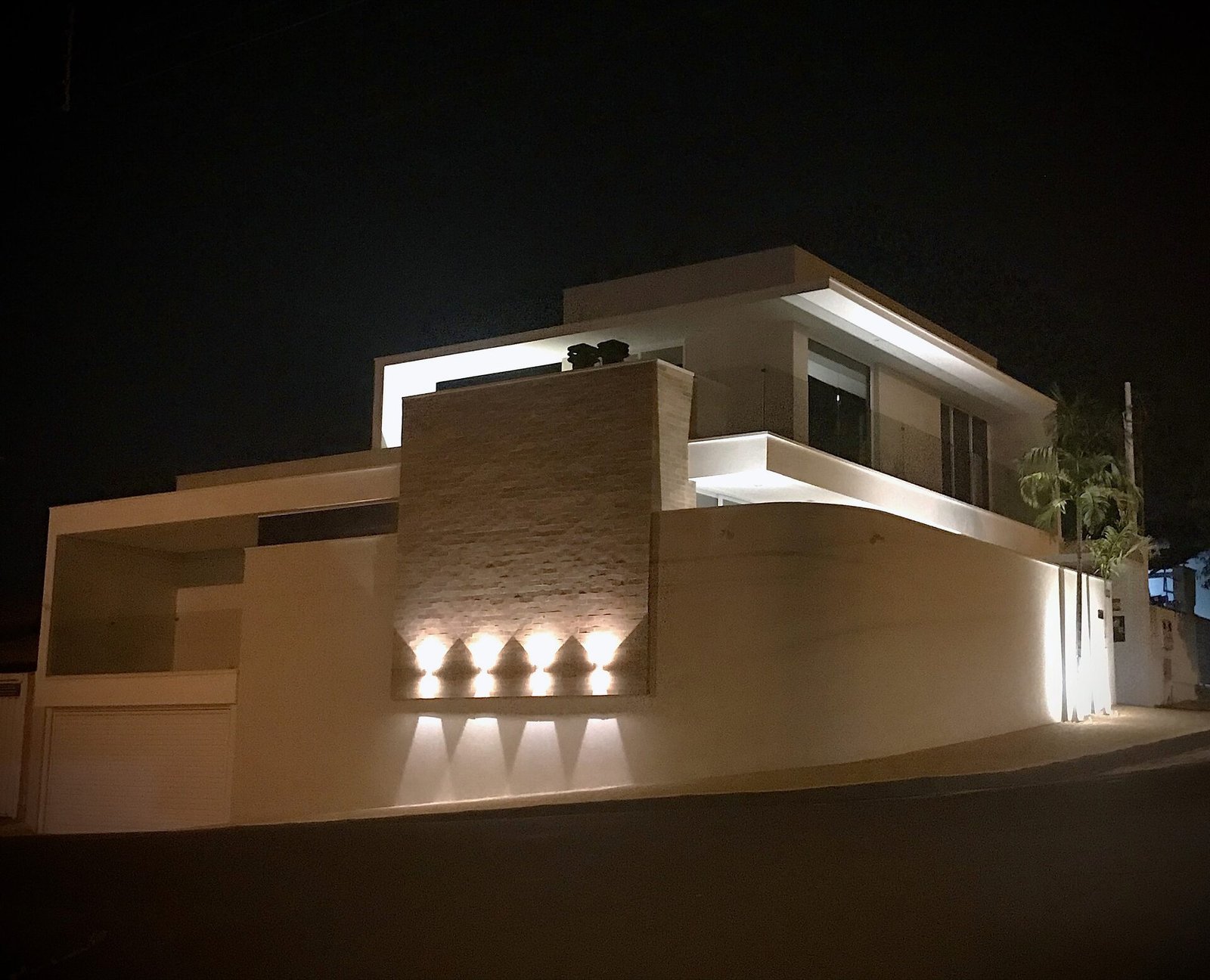Casa EJ — Adamantina: detalhe da iluminação noturna da fachada — projeto de arquitetura residencial