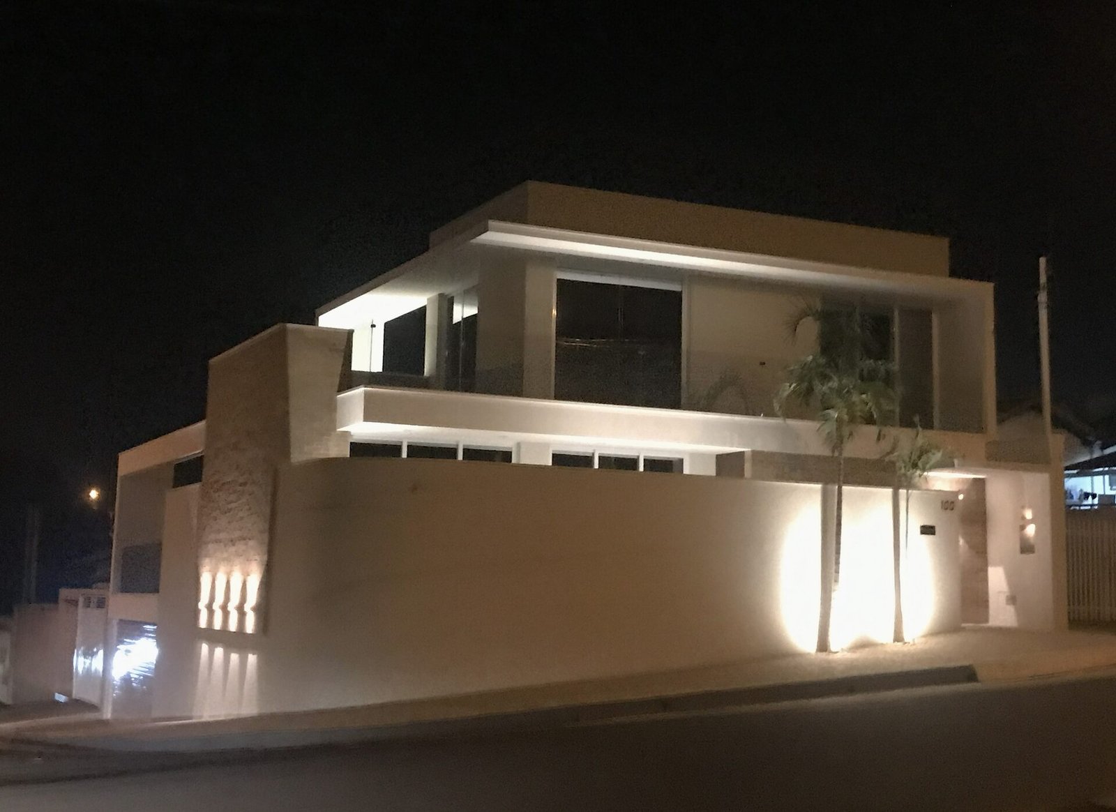 Casa EJ — Adamantina: fachada iluminada à noite — projeto de arquitetura residencial