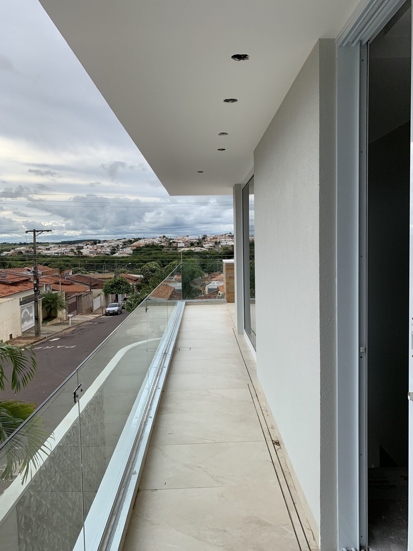 Casa EJ — Adamantina: varanda superior com vista para a cidade — projeto de arquitetura residencial