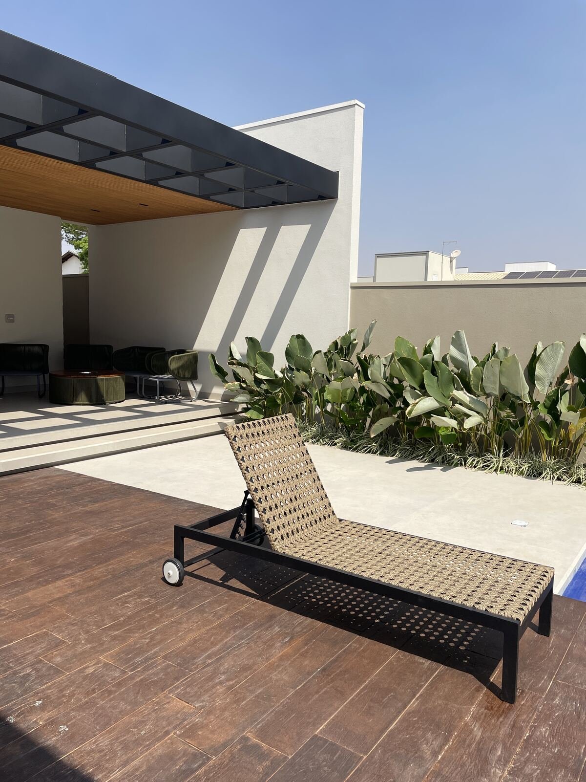 Casa GT — Osvaldo Cruz: deck espreguicadeira — projeto de arquitetura residencial