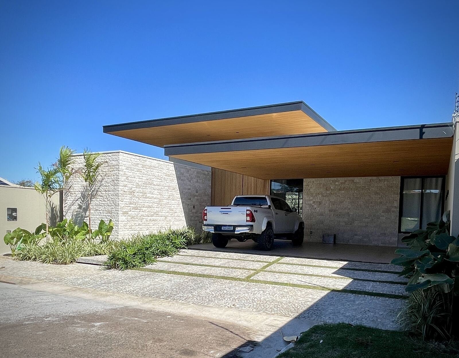 Casa GT — Osvaldo Cruz: garagem caminhonete — projeto de arquitetura residencial