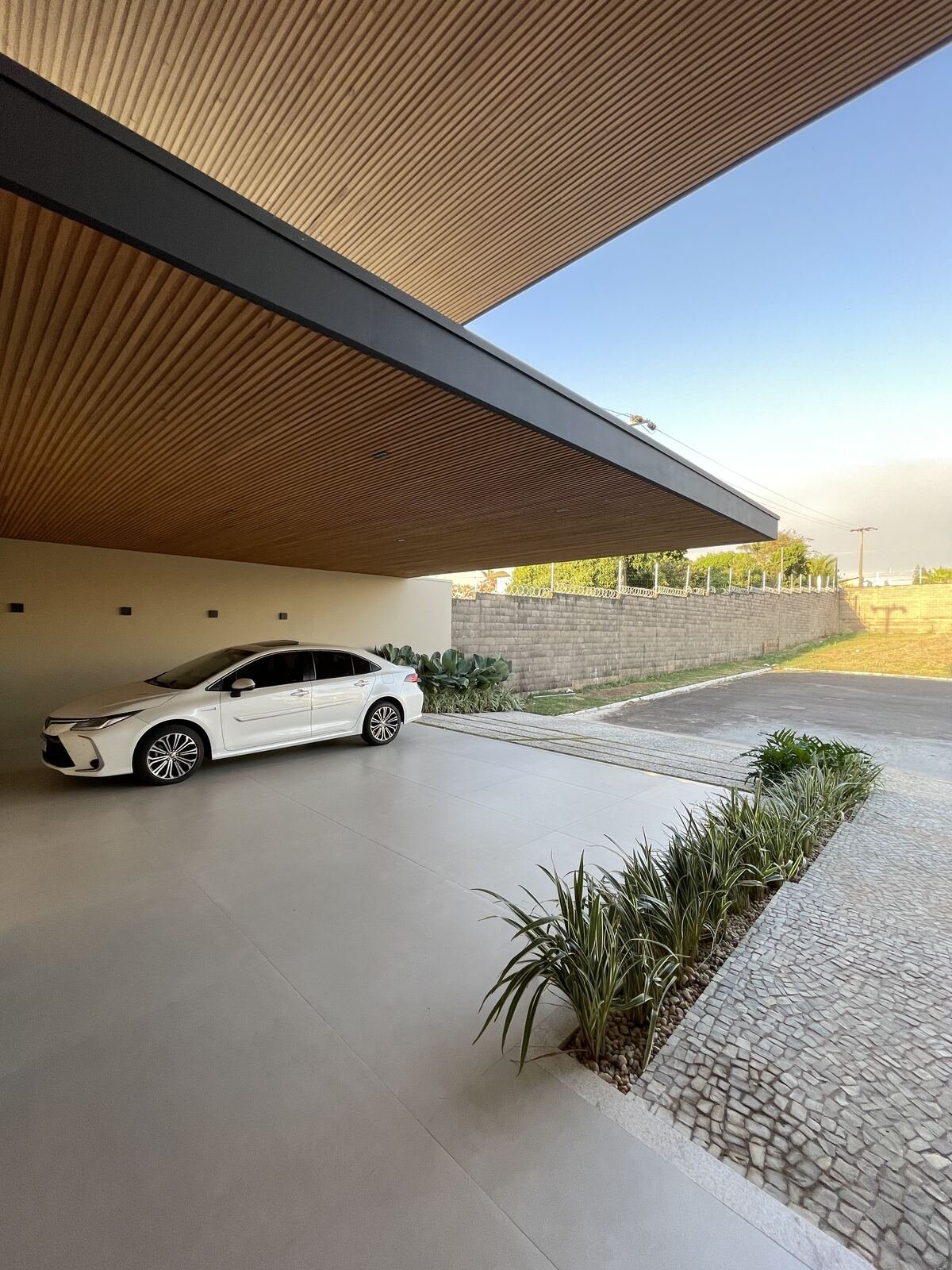Casa GT — Osvaldo Cruz: garagem carport — projeto de arquitetura residencial