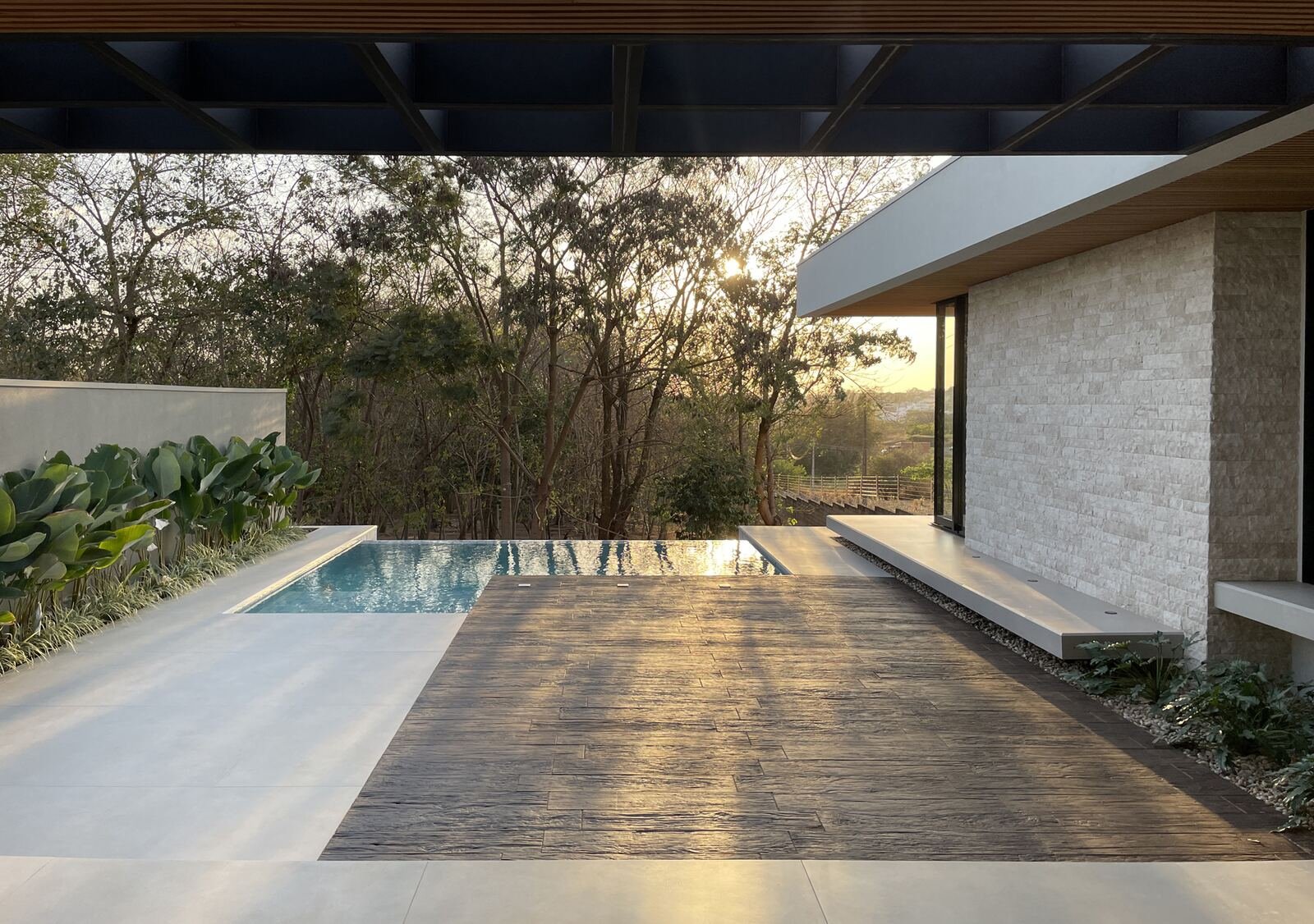 Casa GT — Osvaldo Cruz: piscina infinita — projeto de arquitetura residencial
