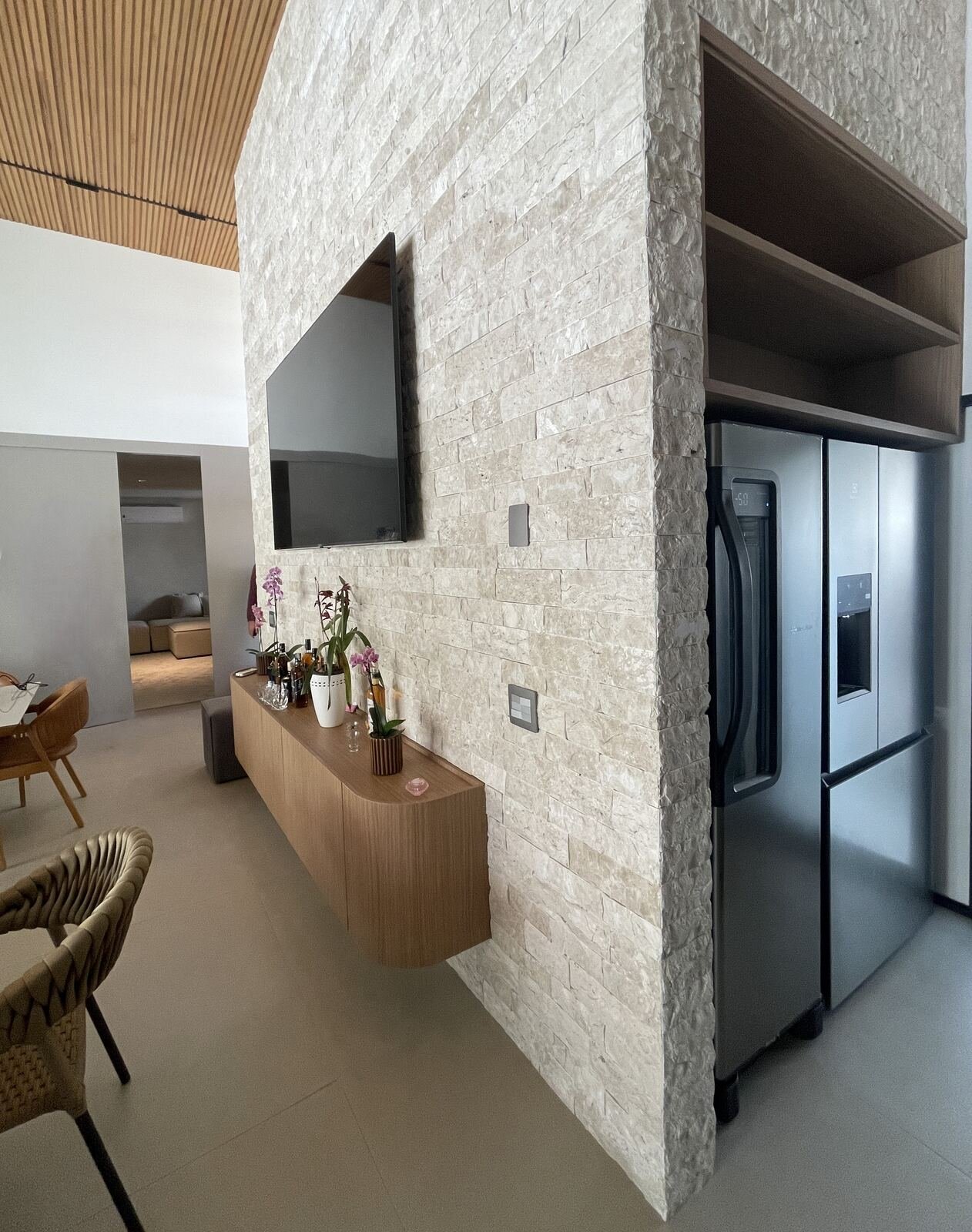 Casa GT — Osvaldo Cruz: sala parede pedra — projeto de arquitetura residencial