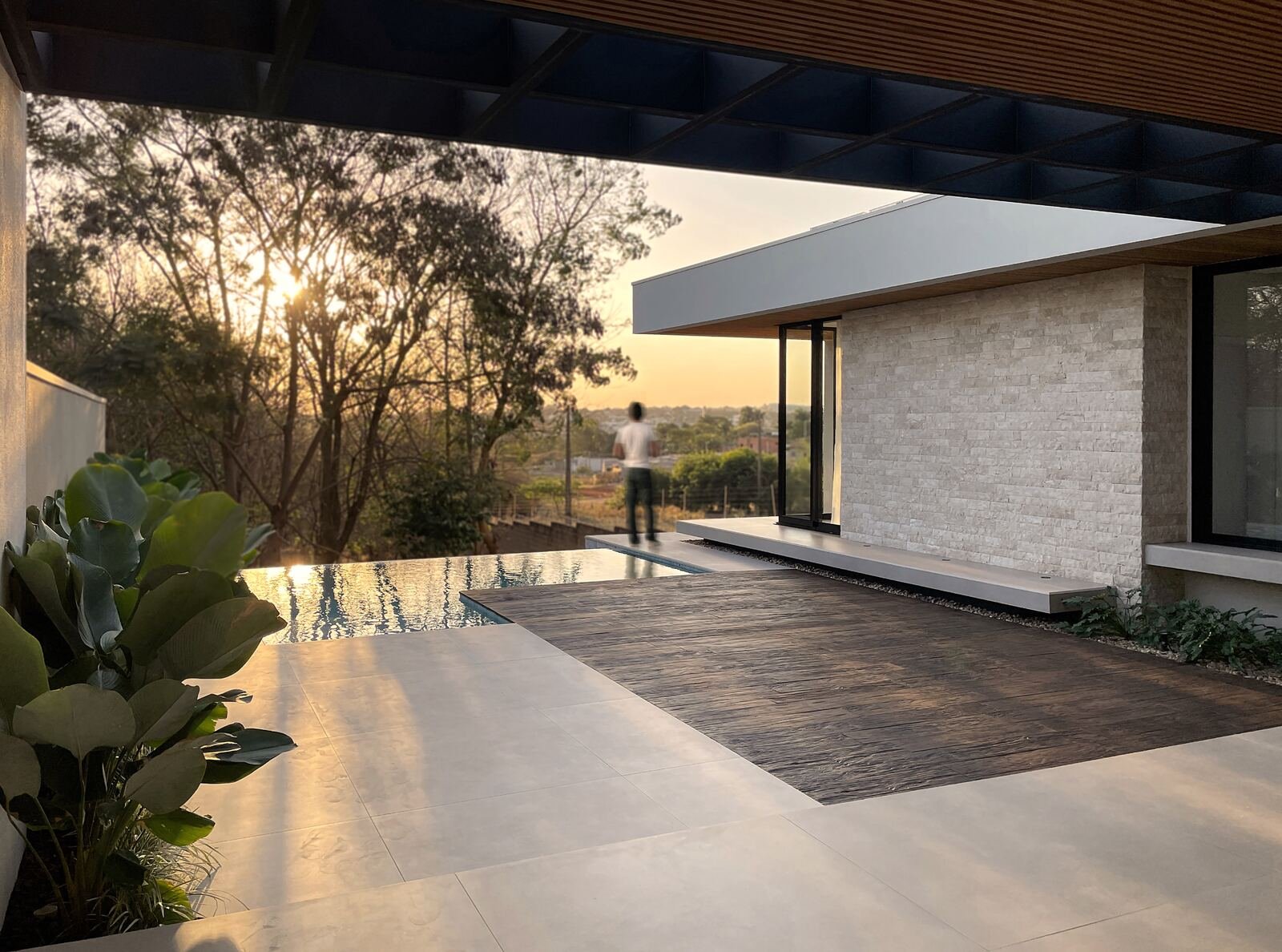 Casa GT — Osvaldo Cruz: varanda piscina entardecer — projeto de arquitetura residencial